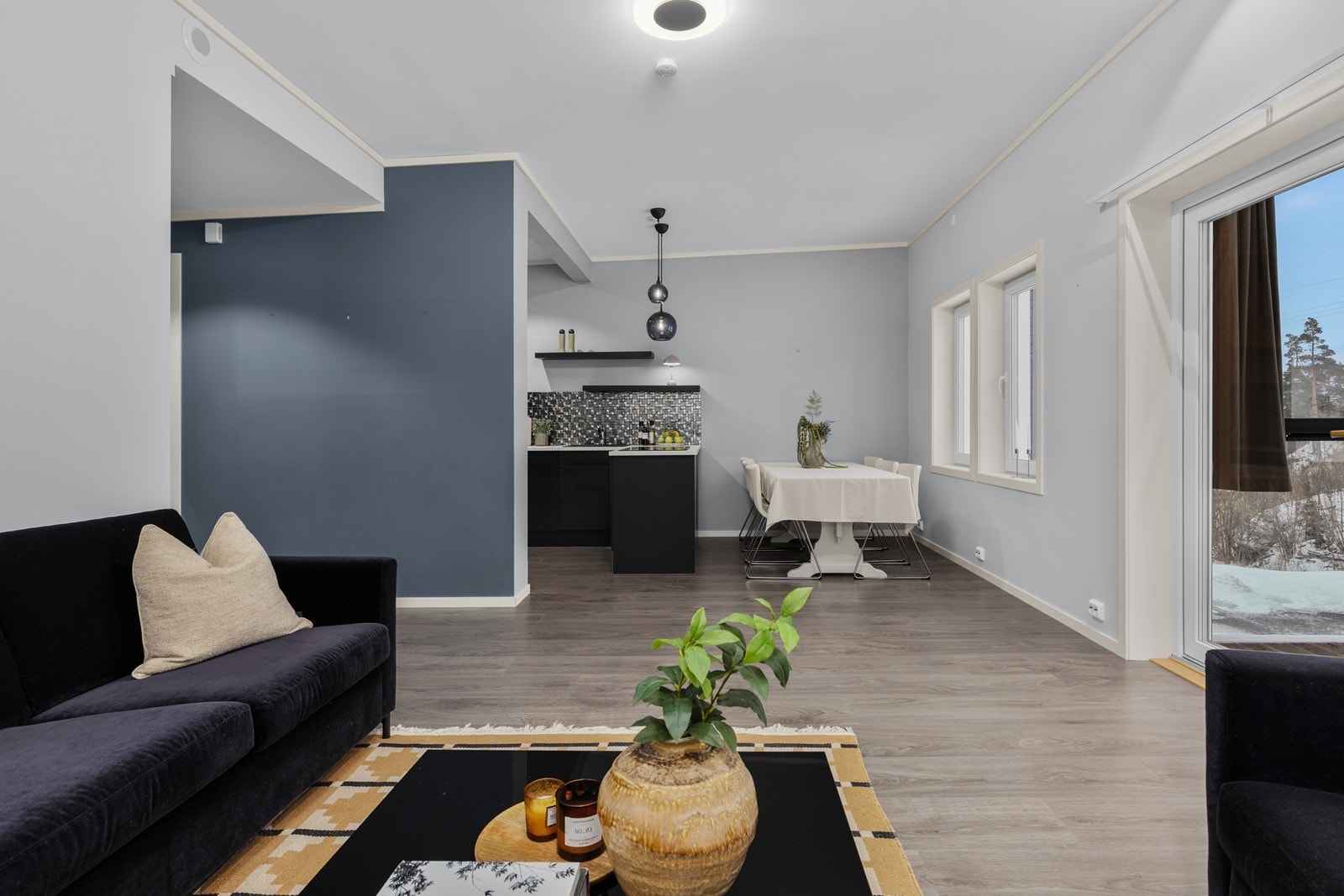 Leiligheten er malt i duse moderne farger Galleribilde