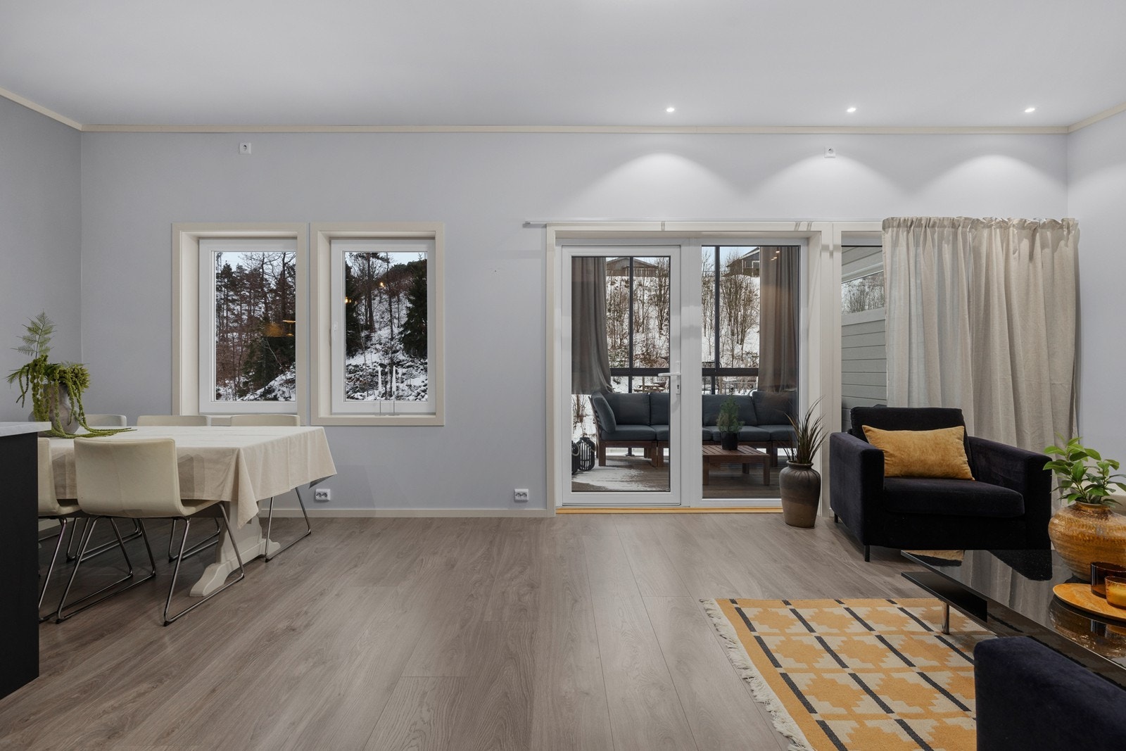 Stuen har åpen løsning mot kjøkken, hvor det er god plass til langbord på spiseplassen Galleribilde