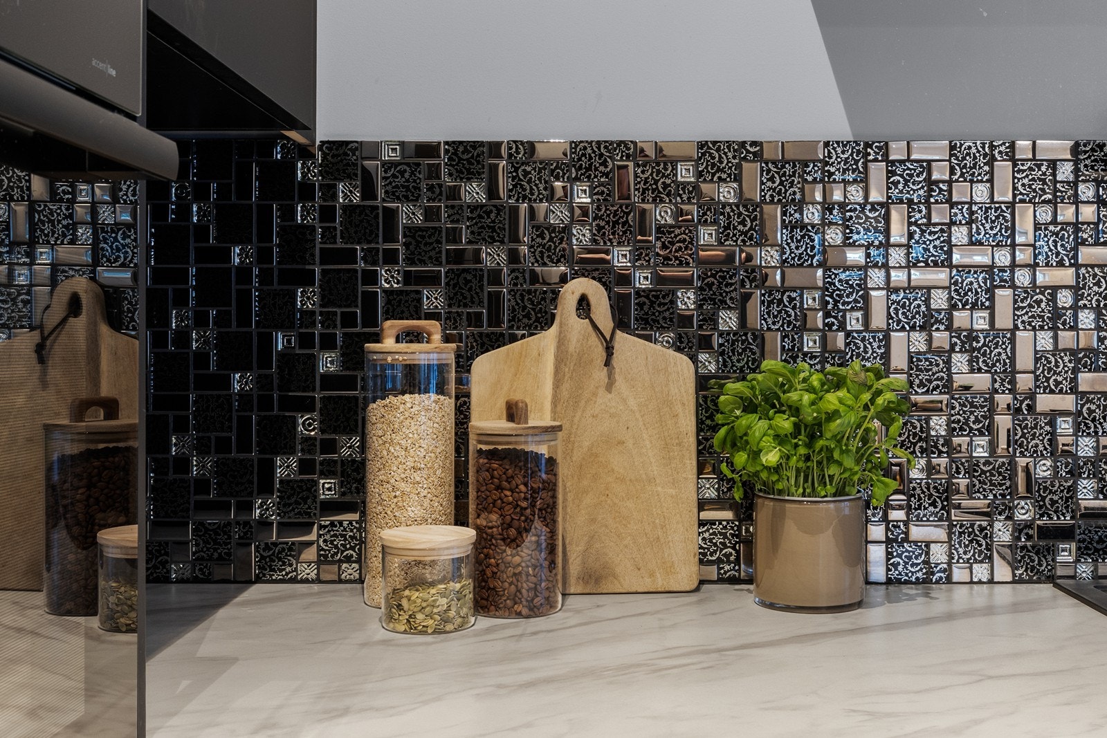 Kjøkkenbenk med fliser over Galleribilde