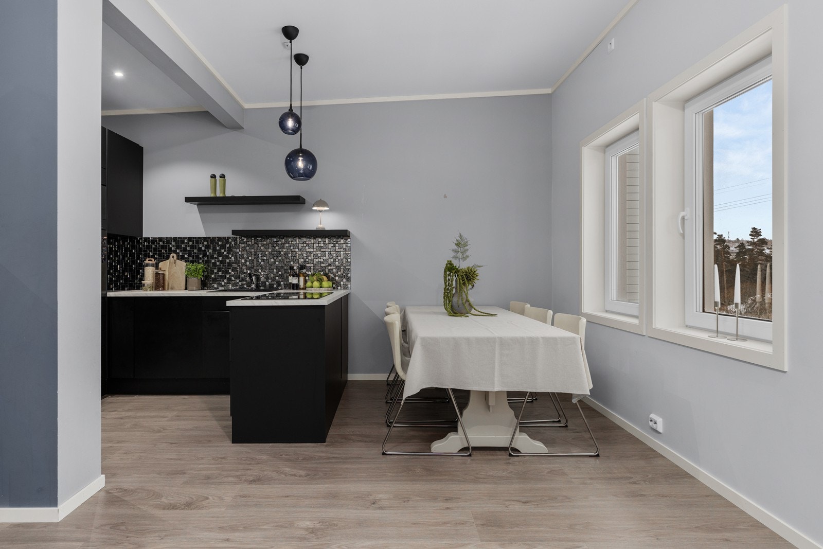 Kjøkkenet har godt med skap og benkplass. Kjøkkenøy mot spiseplassen med platetopp med integrert ventilator Galleribilde