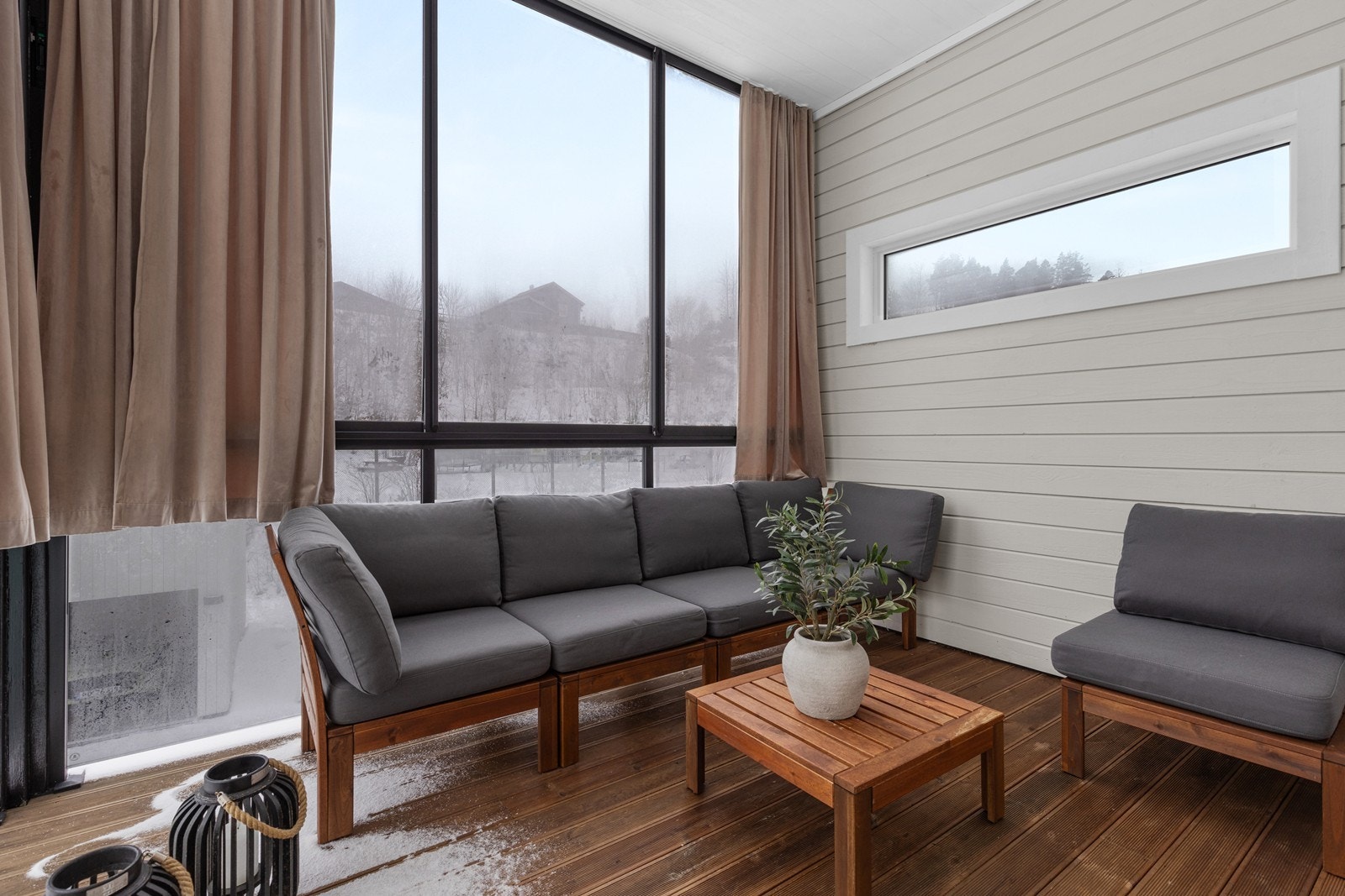 Koselig inneglasset balkong er som en forlengelse av stua Galleribilde