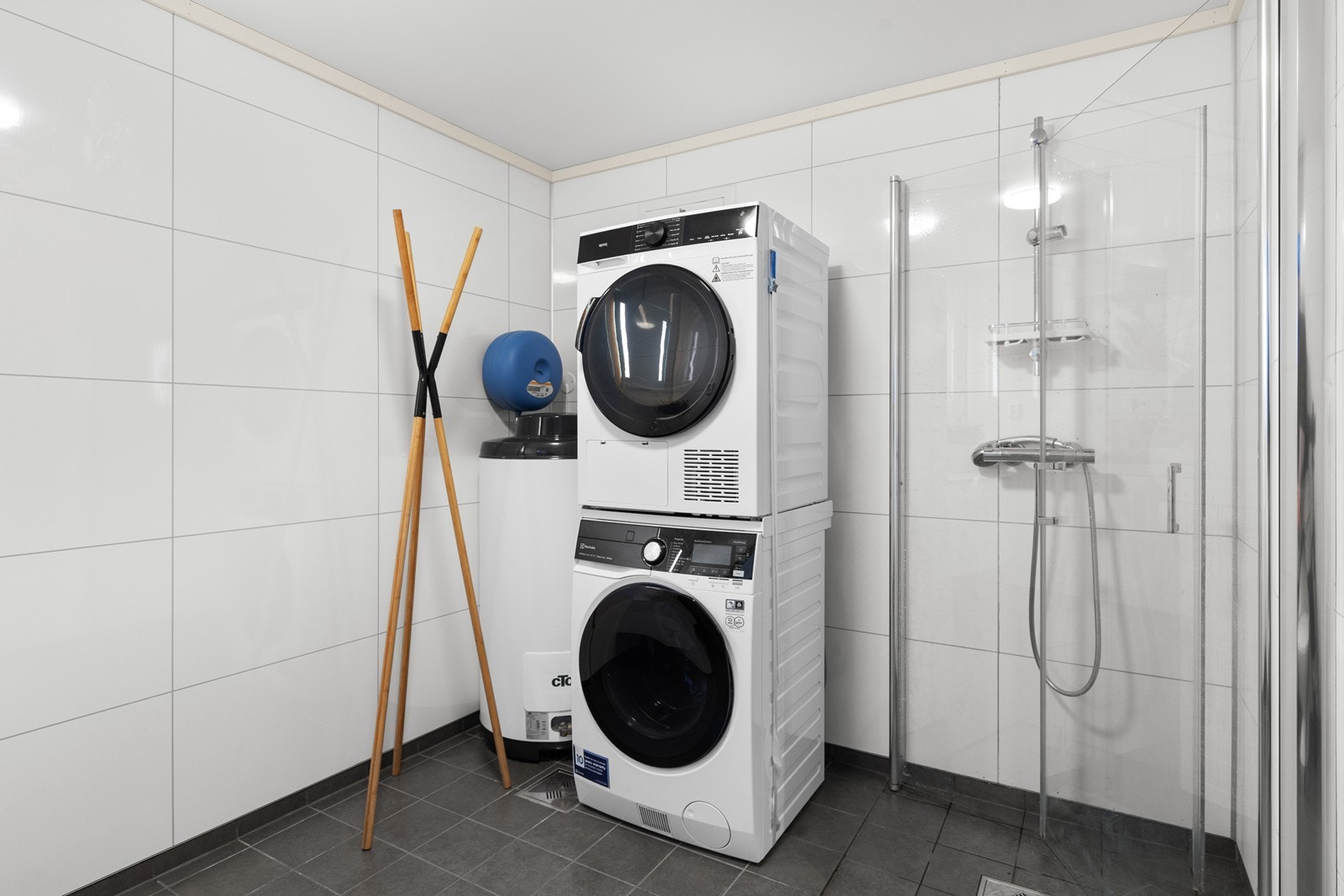 På hovedbad er også varmtvannsbereder plassert. Dusj med innsvingbare dører i herdet glass. Galleribilde