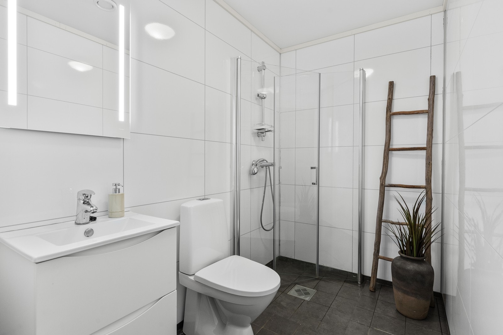 Bad 2 holder samme standard som hovedbad. Skuffinnredning med speil, wc og dusj med innsvingbare dører i herdet glass Galleribilde