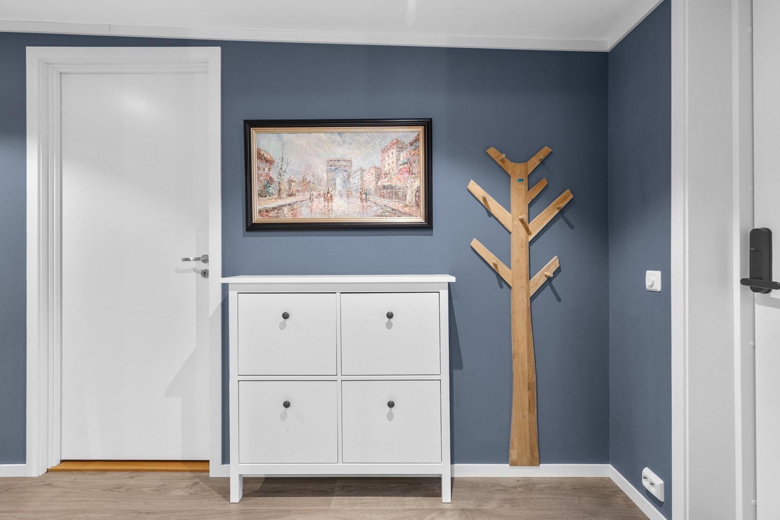 Skoskap og plass til å henge fra seg yttertøy i entrè Galleribilde