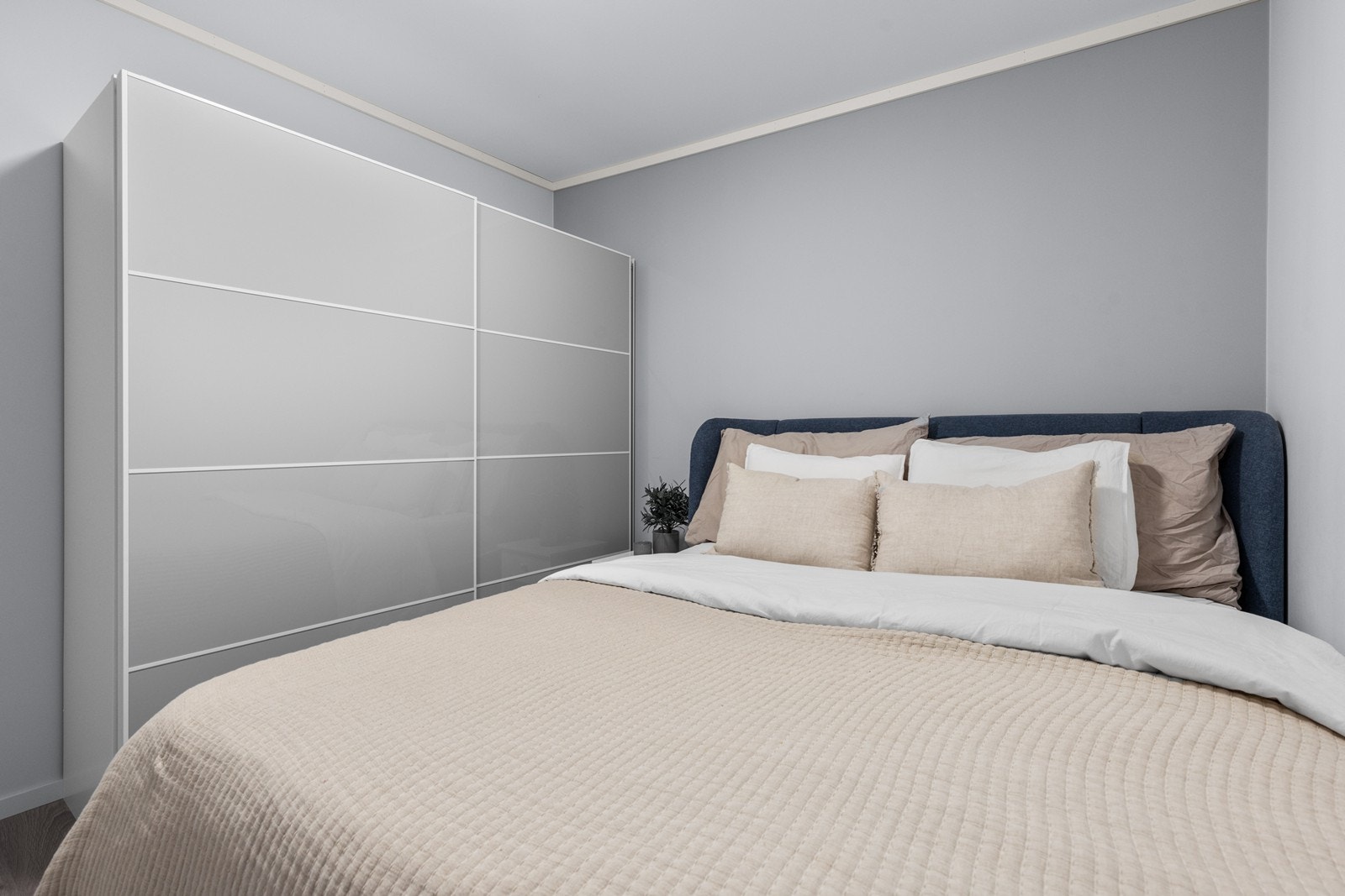 Hovedsoverom med romslig garderobeskap Galleribilde