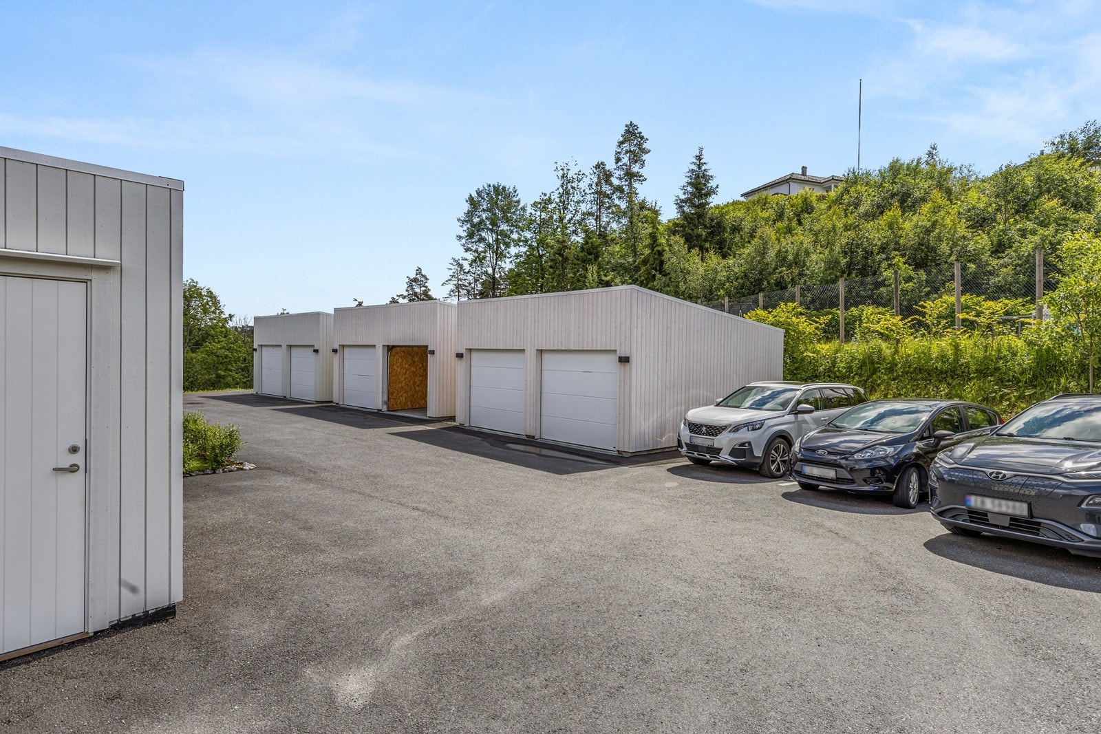 Leiligheten har tilhørende garasje i rekke. Garasjen helt mot høyre i rekken. Galleribilde