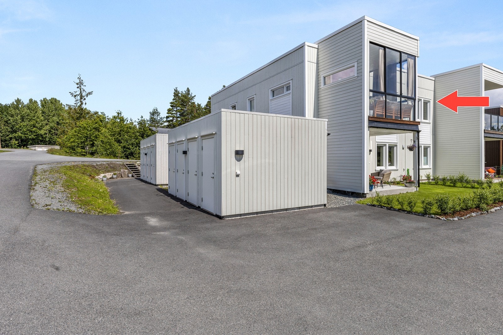 Leiligheten ligger i 2. etg. med inneglasset balkong. Blindvei Galleribilde