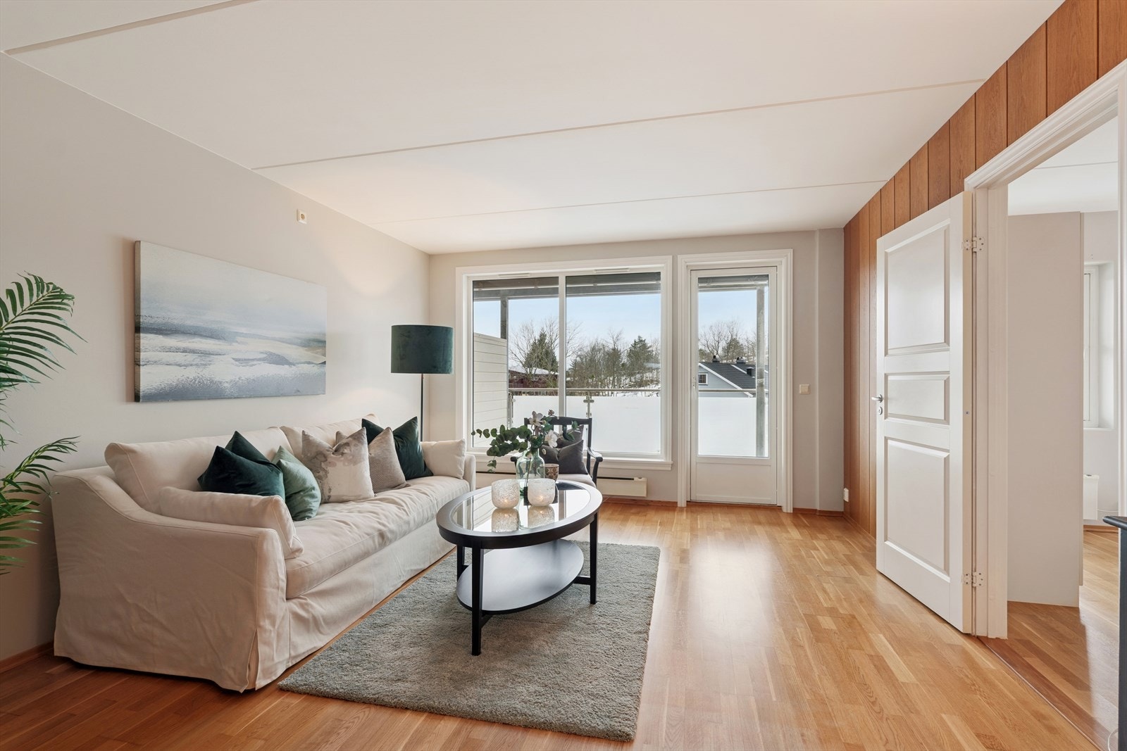 Fra stue kommer man ut på herlig vestvendt terrasse Galleribilde