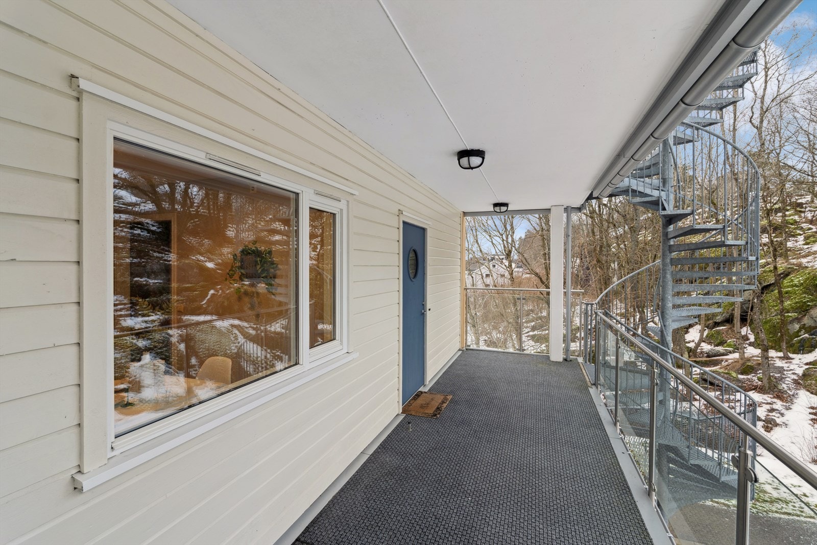 På svalgangen som leder til leiligheten er det rom for å ha et kafesett hvor man kan nyte morgensolen Galleribilde