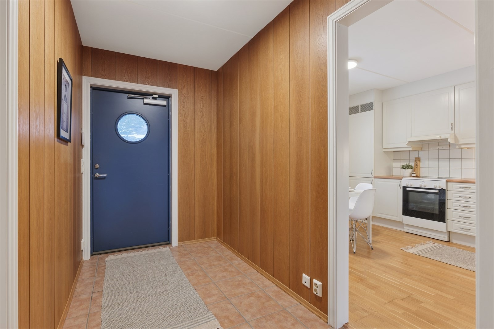 Man kommer inn i romslig entrè med god plass til å henge av seg Galleribilde