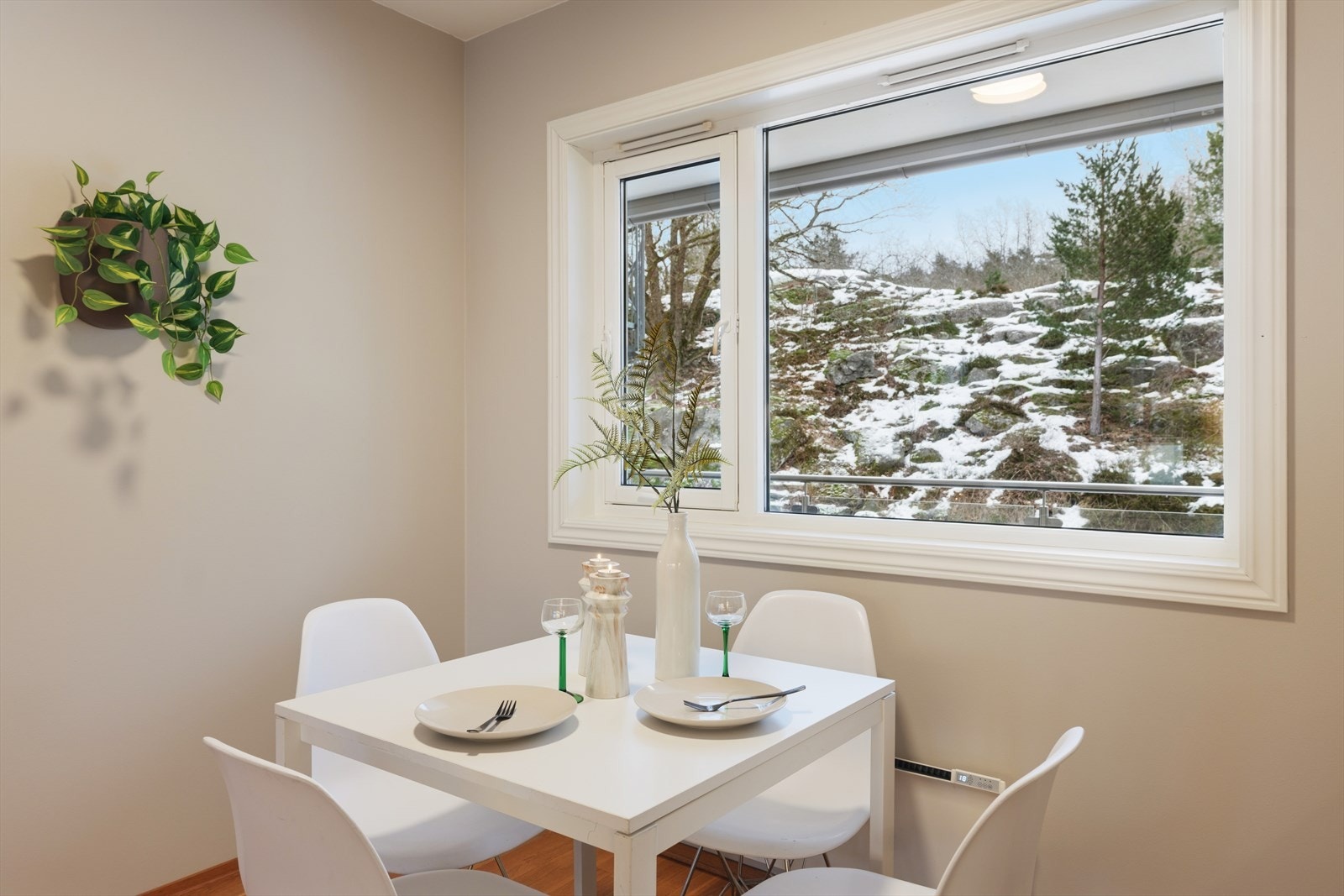 Siden dette er endeleiligheten slipper man forbipasserende foran kjøkkenvinduet Galleribilde