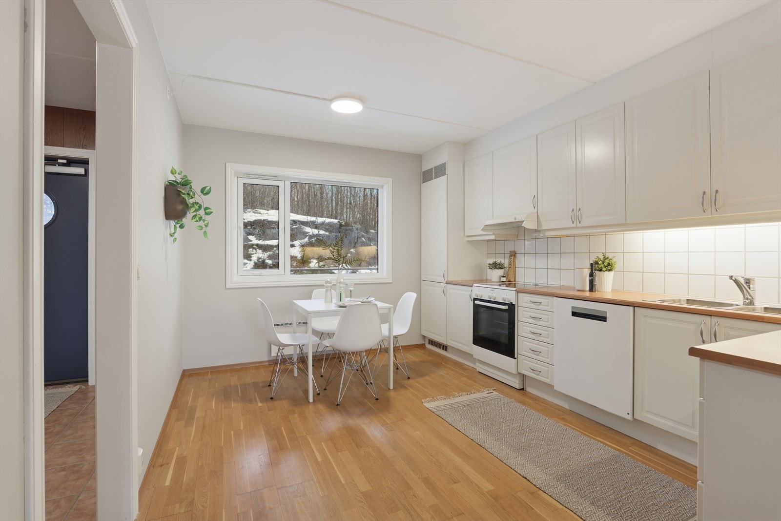 Kjøkkenet er romslig med god plass til spisebord Galleribilde