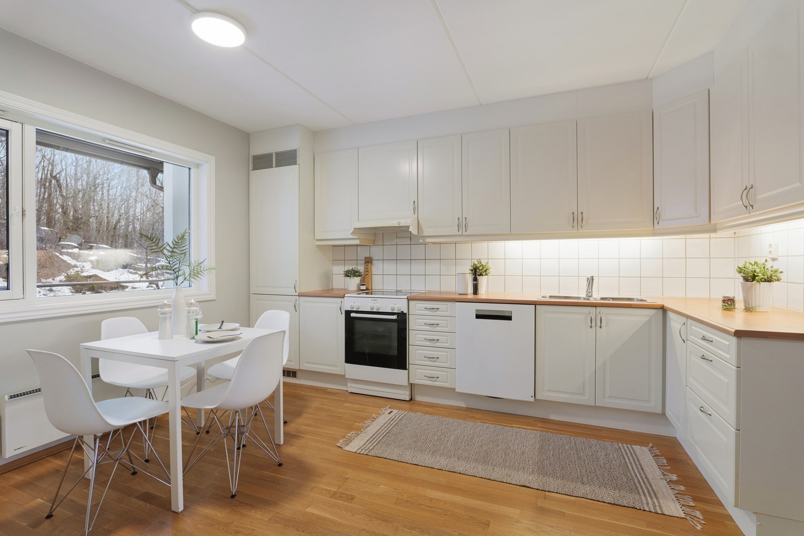 Kjøkkenet har en praktisk utforming med mye skap- og benkeplass Galleribilde