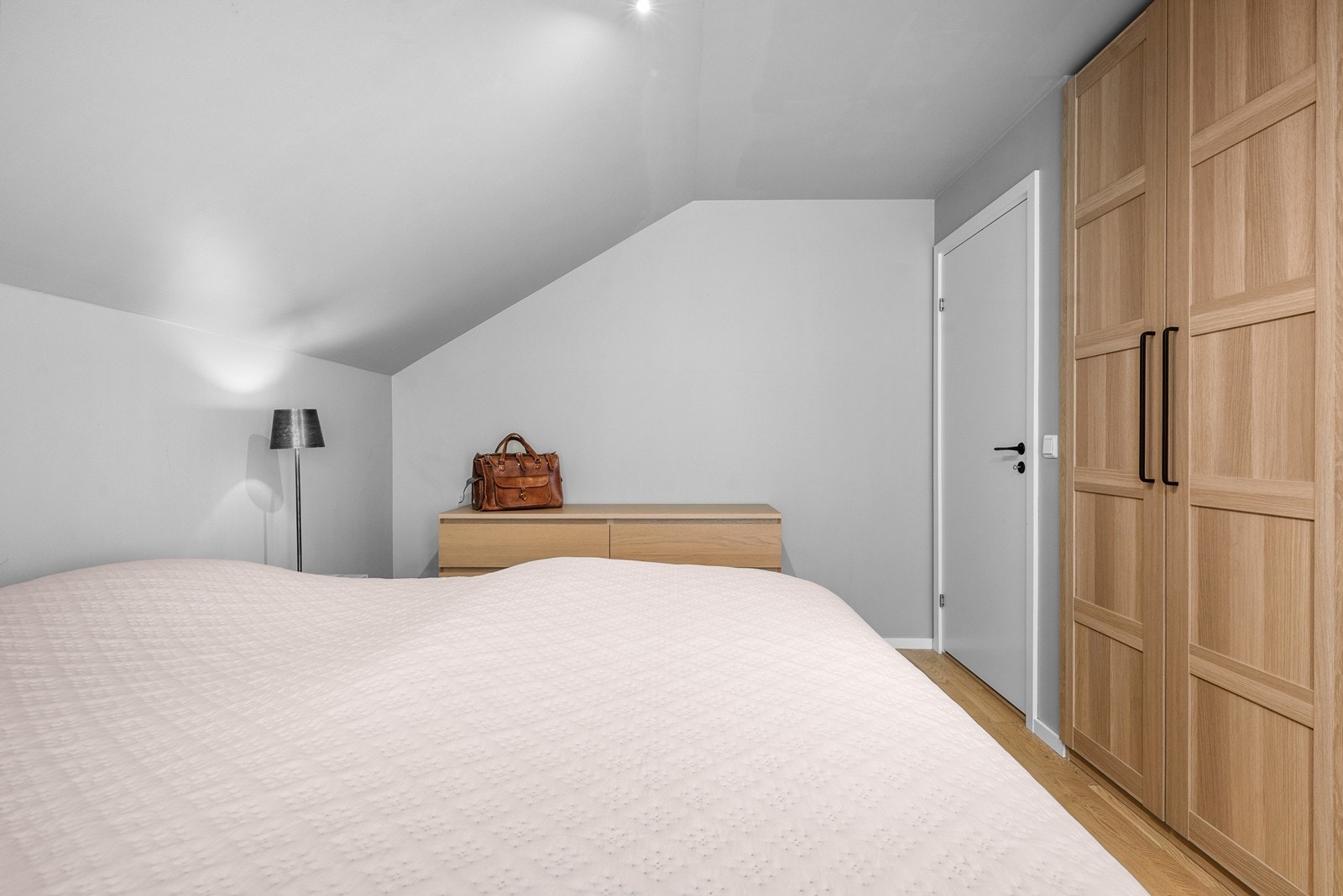 Hovedsoverommet har rikelig med lagringsplass i garderobe Galleribilde