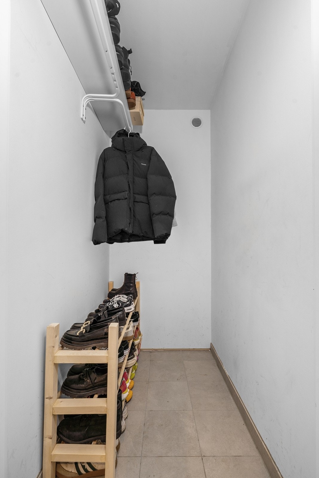 Praktisk garderobe/bod i tilknytning entreen Galleribilde