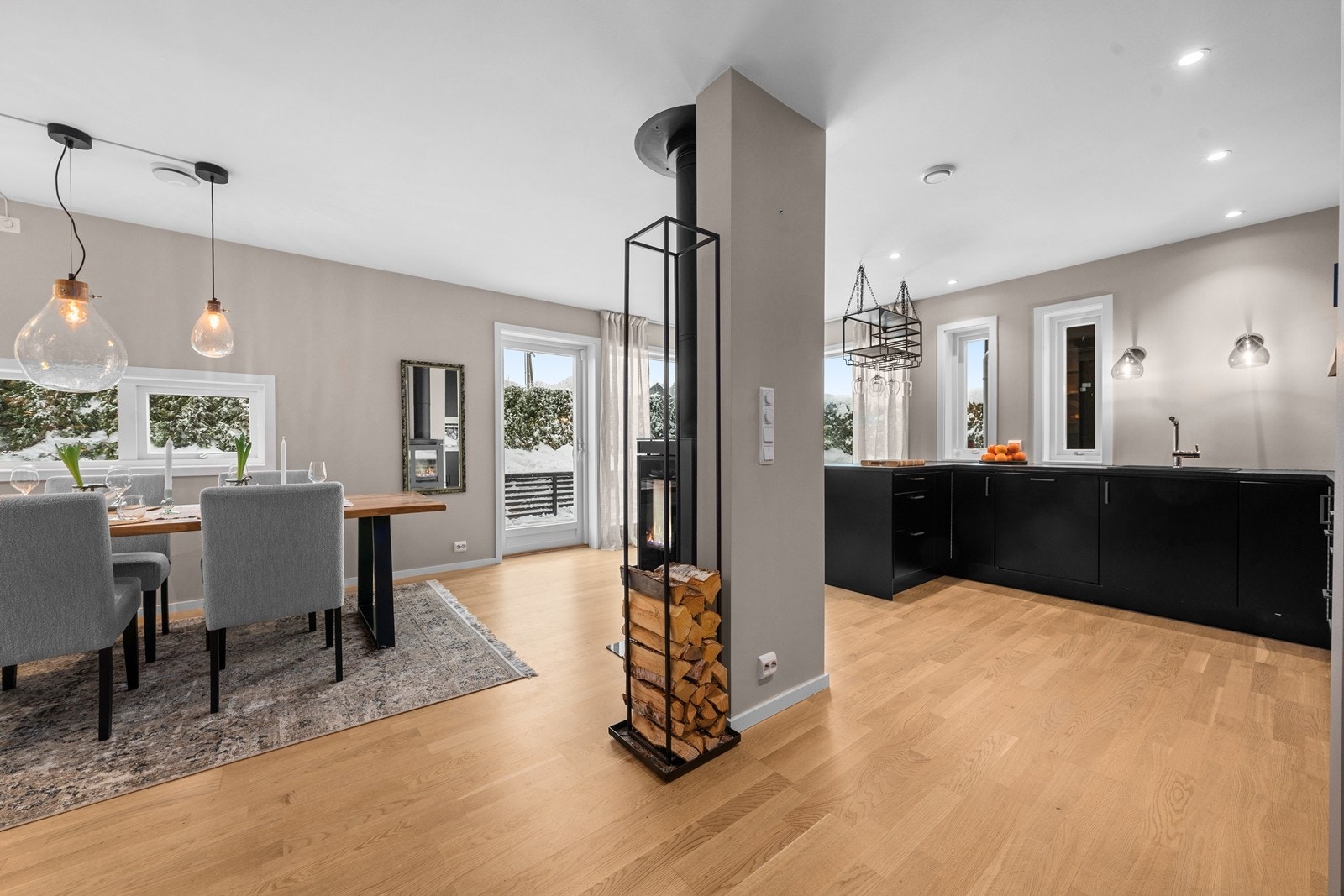 Hele 1. etasje varmes opp med varmekabler i gulv og vedfyring i stue Galleribilde