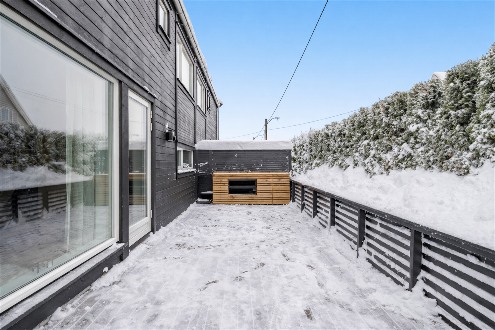 Stor terrasse på ca. 18 kvm. Digitalt fjernet utemøbler. Galleribilde