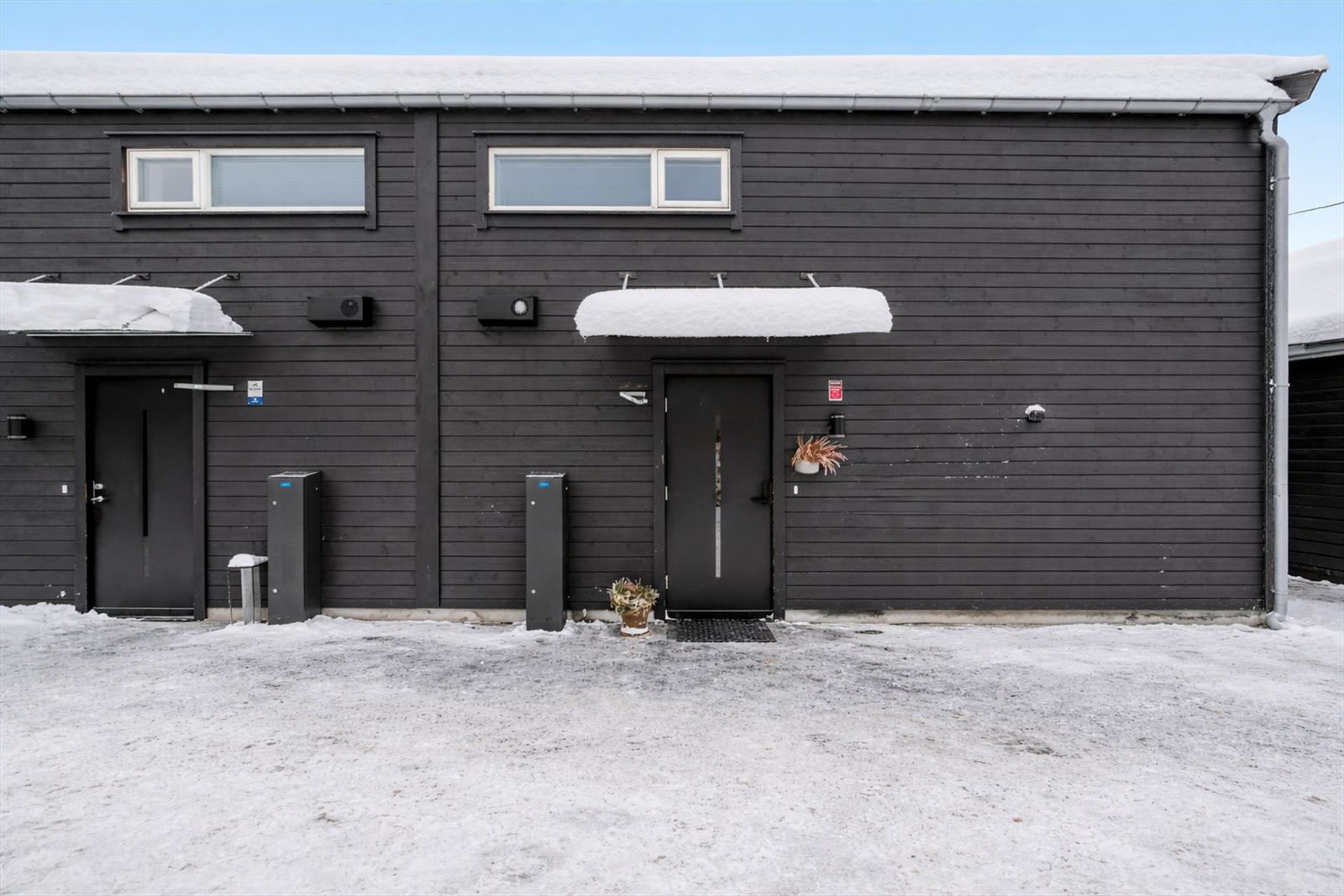 Gårdsplass og inngangsparti. Brukt AI-verktøy for fjerning av snø. Galleribilde