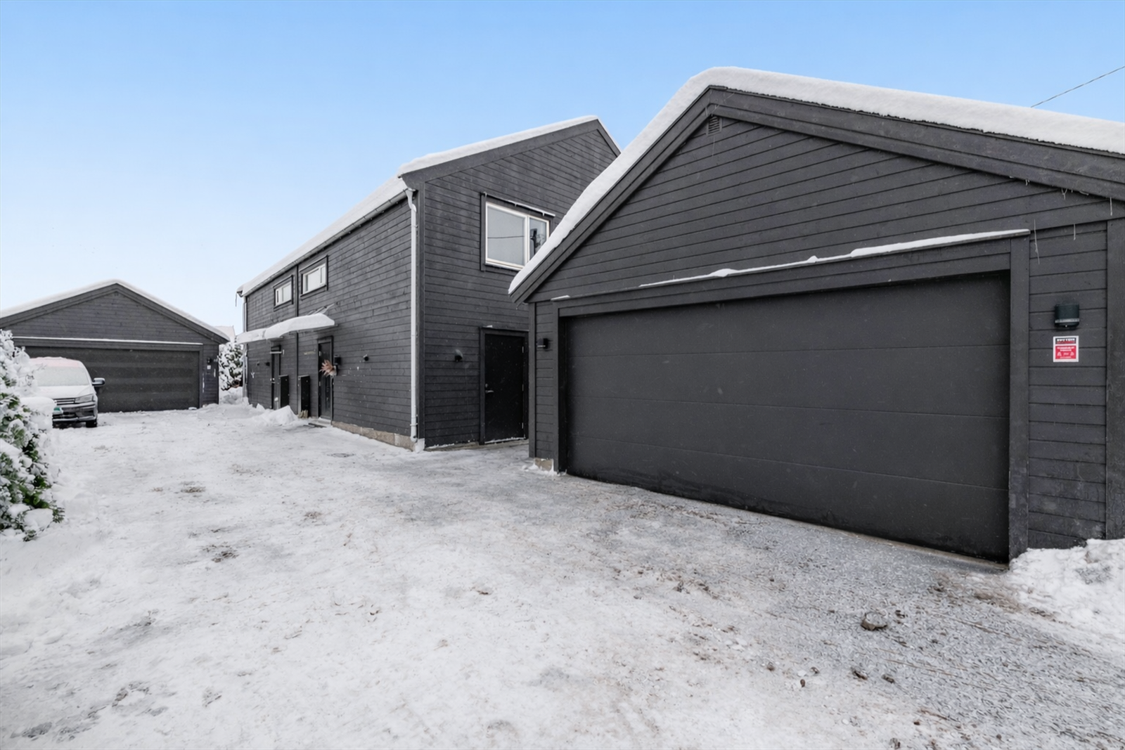 Velkommen til Slettavegen 5A - En flott tomannsbolig med dobbeltgarasje. Brukt AI-verktøy for fjerning av snø. | Foto: Flytende Film AS (Thor Øyvind Borgersen) Galleribilde
