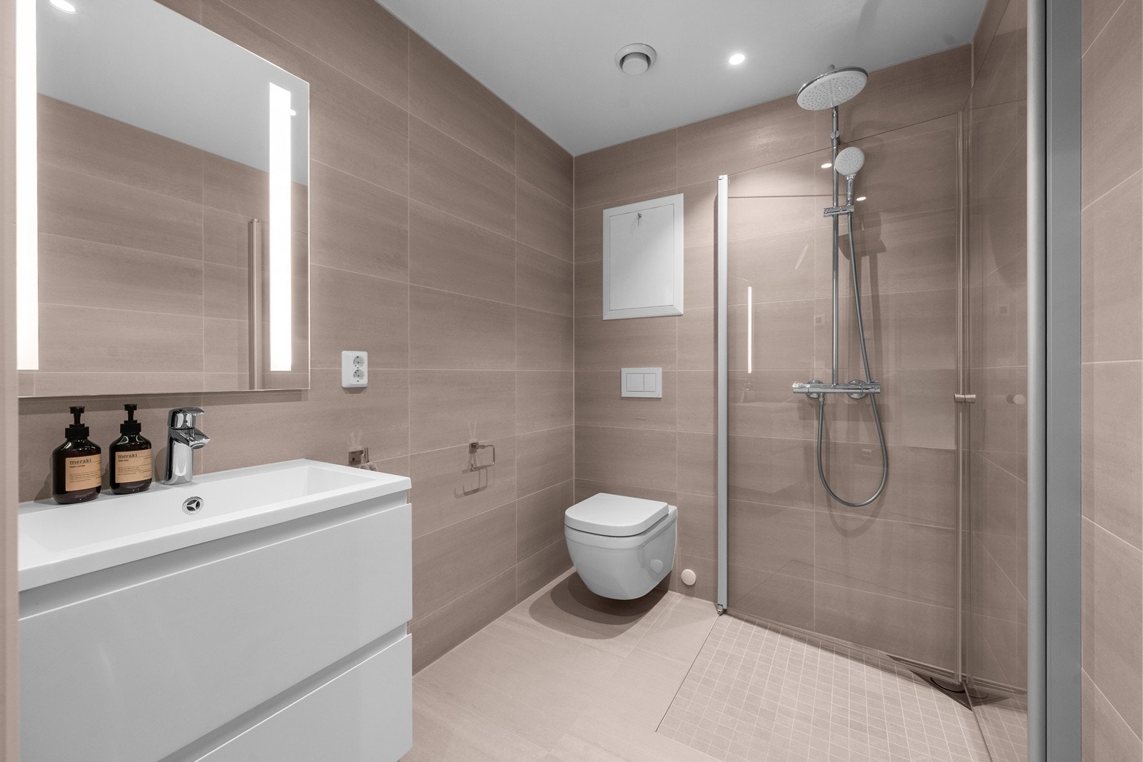 Bad 1. etasje. Boligen har to pent flislagte bad, ett i hver etasje Galleribilde