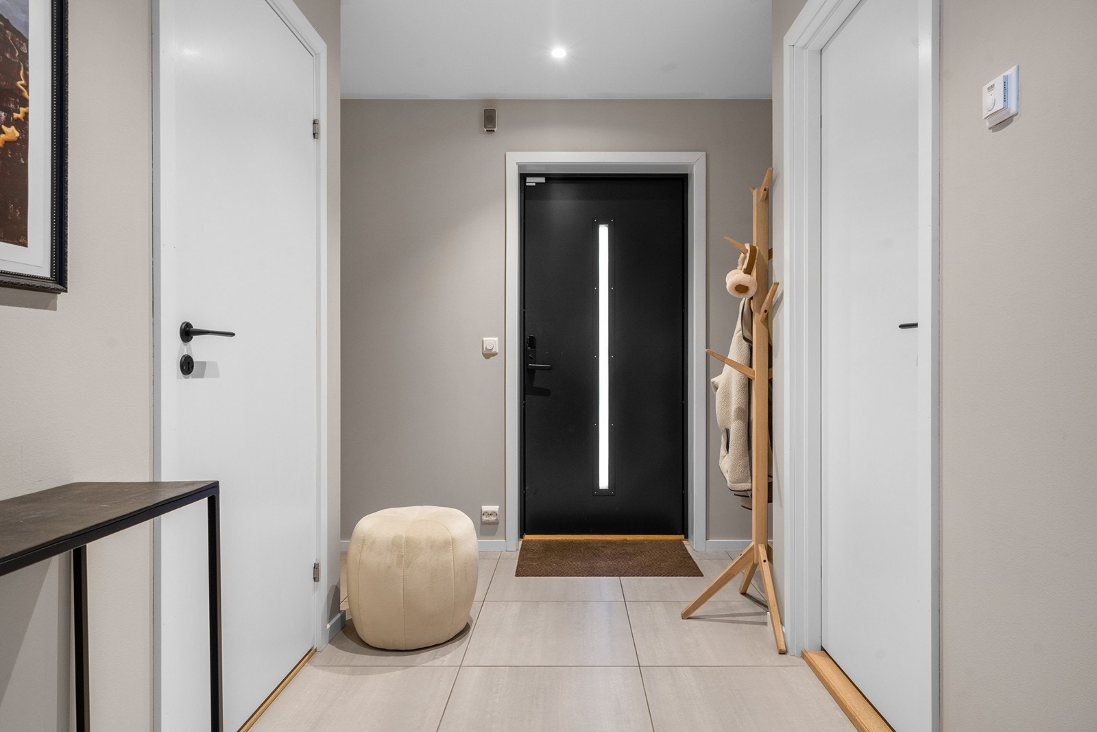 Pent flislagt entré med god plass til å henge fra seg yttertøyet Galleribilde