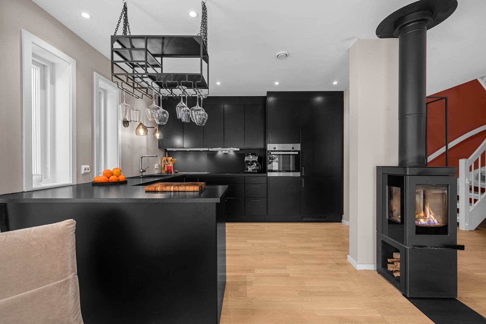 Lekkert kjøkken fra Drømmekjøkkenet i sort utførelse og integrerte hvitevarer. Galleribilde