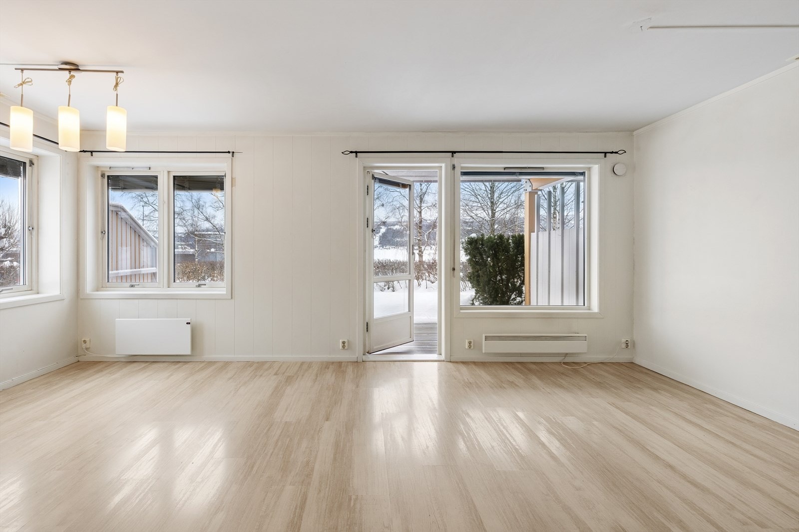 Fra stuen er det utgang til en vestvendt, overbygget veranda på ca. 14 kvm. Galleribilde