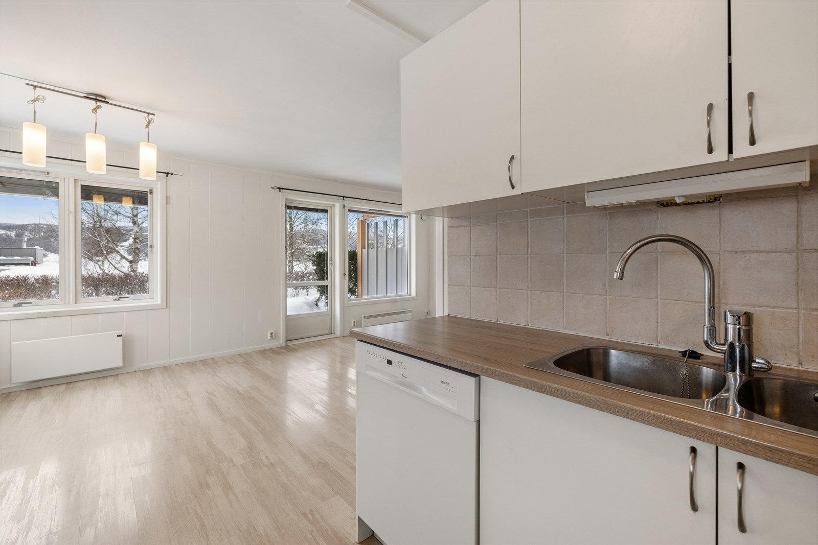 Det er nisjer til frittstående komfyr, kjøleskap og oppvaskmaskin. Galleribilde