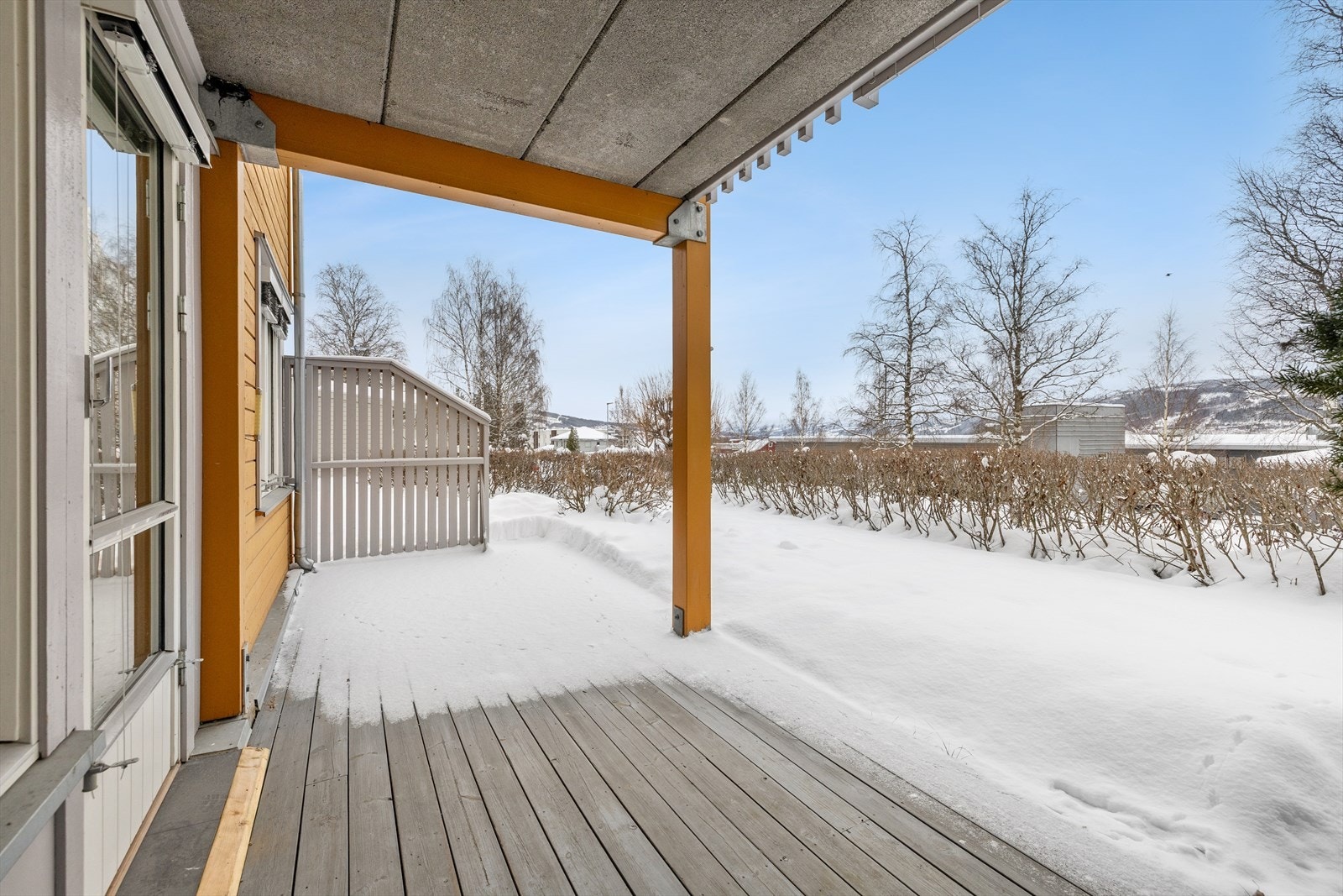 Uteplassen vender mot vest, ideell for ettermiddagssol. Galleribilde