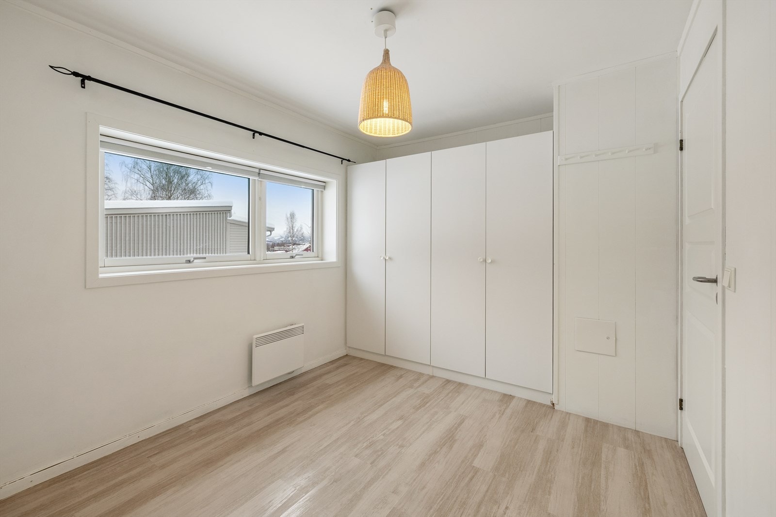 Leiligheten har et lyst og romslig soverom. Galleribilde