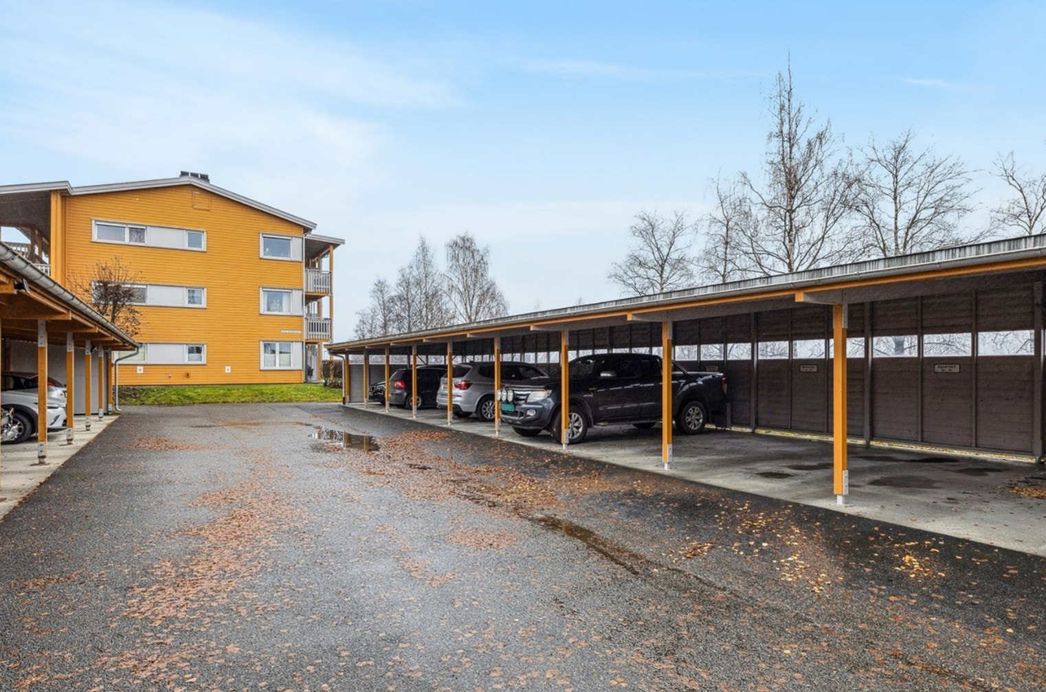 Det medfølger 1 carportplass til boligen. Denne ligger lengst mot syd. Galleribilde