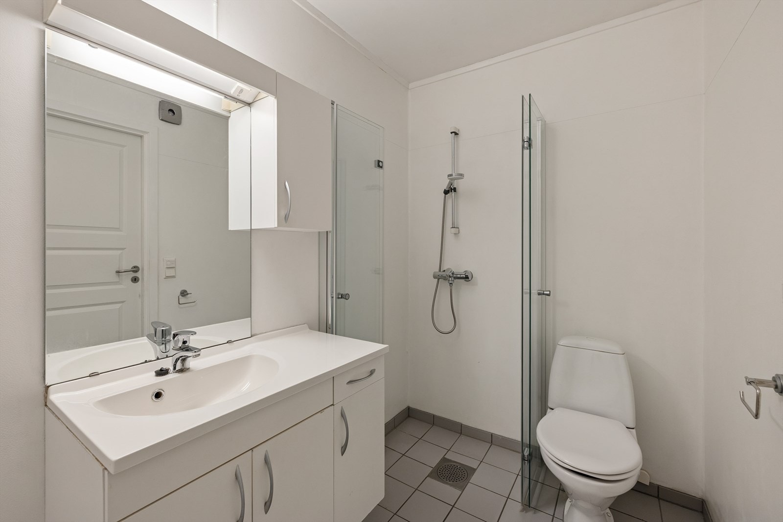 Badet er fra byggeåret 2003 og har belegg på veggene samt flislagt gulv med elektriske varmekabler. Galleribilde