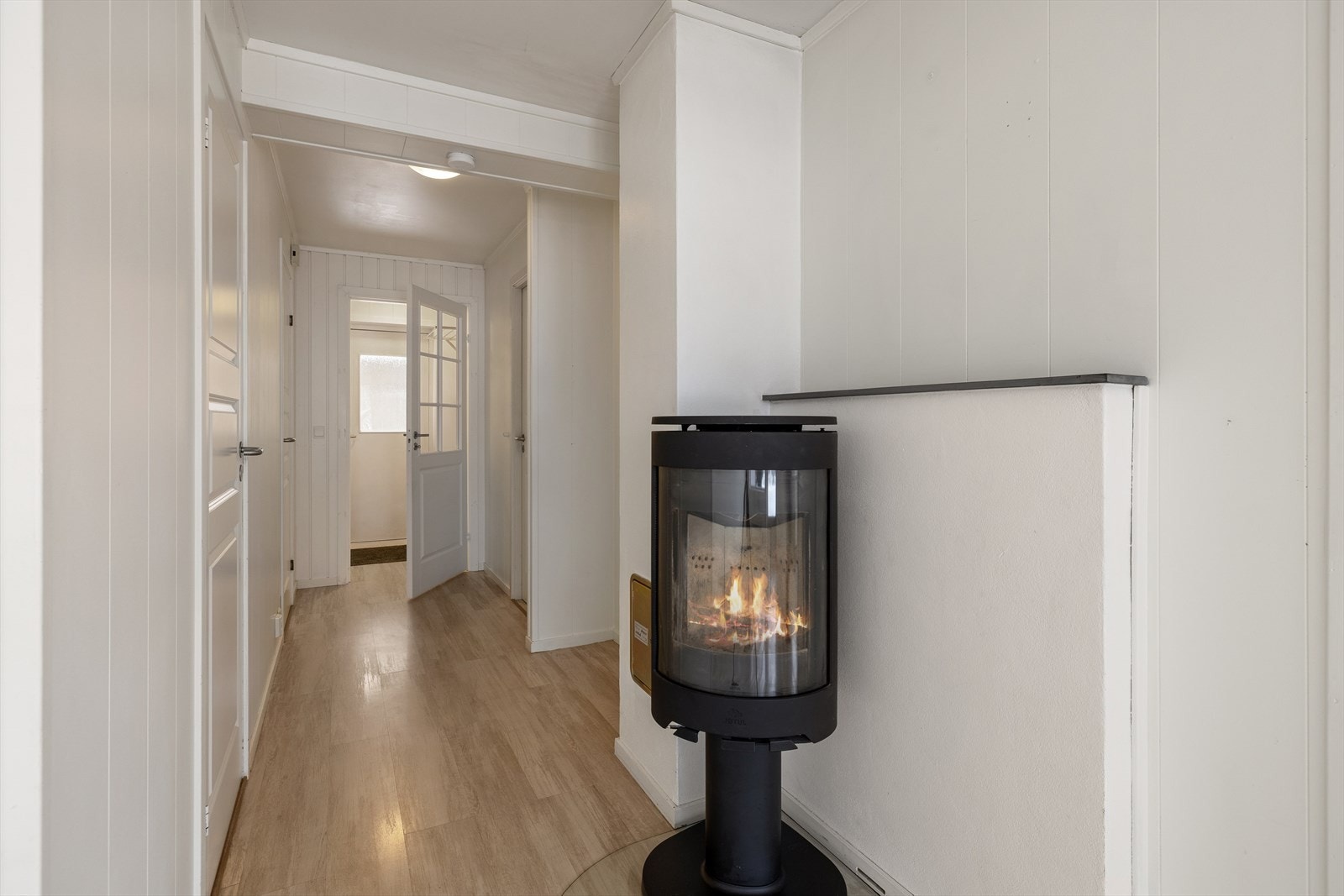 I stuen finner du også en moderne peisovn som gir god varme på kjølige dager. Galleribilde