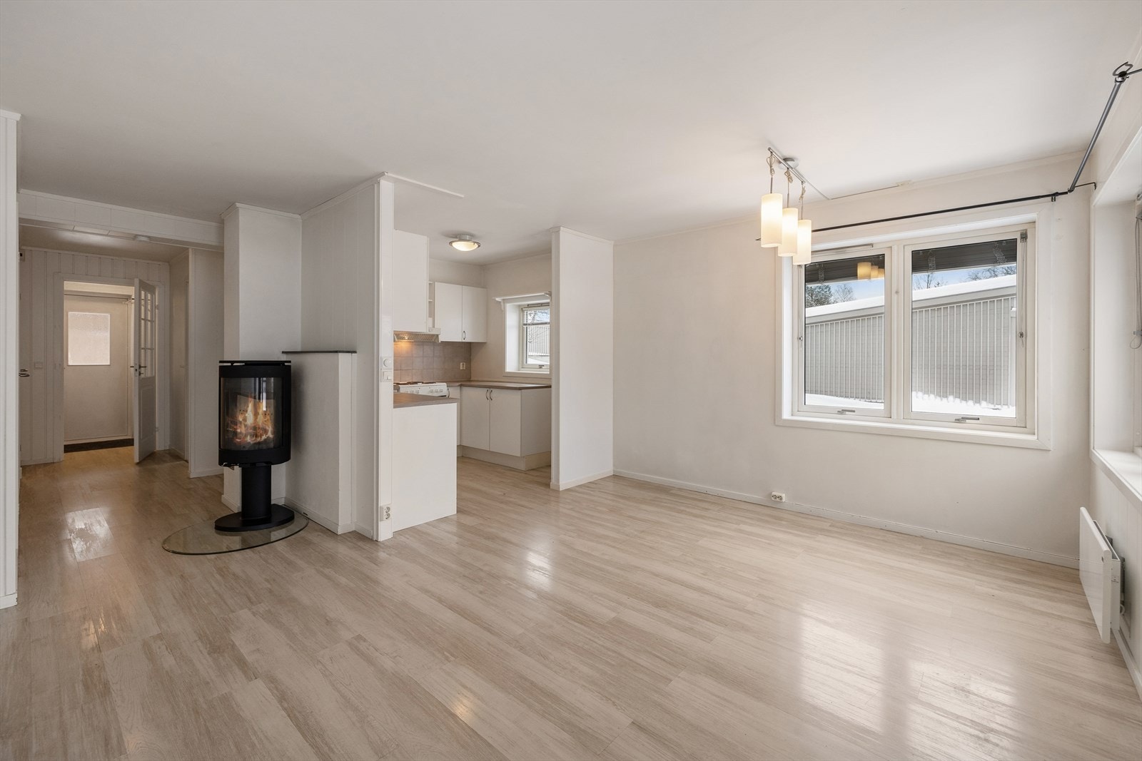 Pent laminatgulv og lyse vegger er gjennomgående i leiligheten. Galleribilde