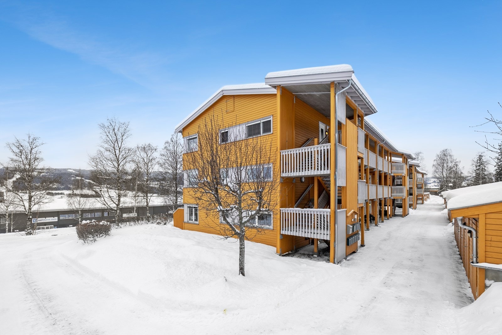 Borettslaget har et stort fellesområde som er pent opparbeidet med asfalterte internveier, velstelte plener, hekk, frodig beplantning og trær. Galleribilde