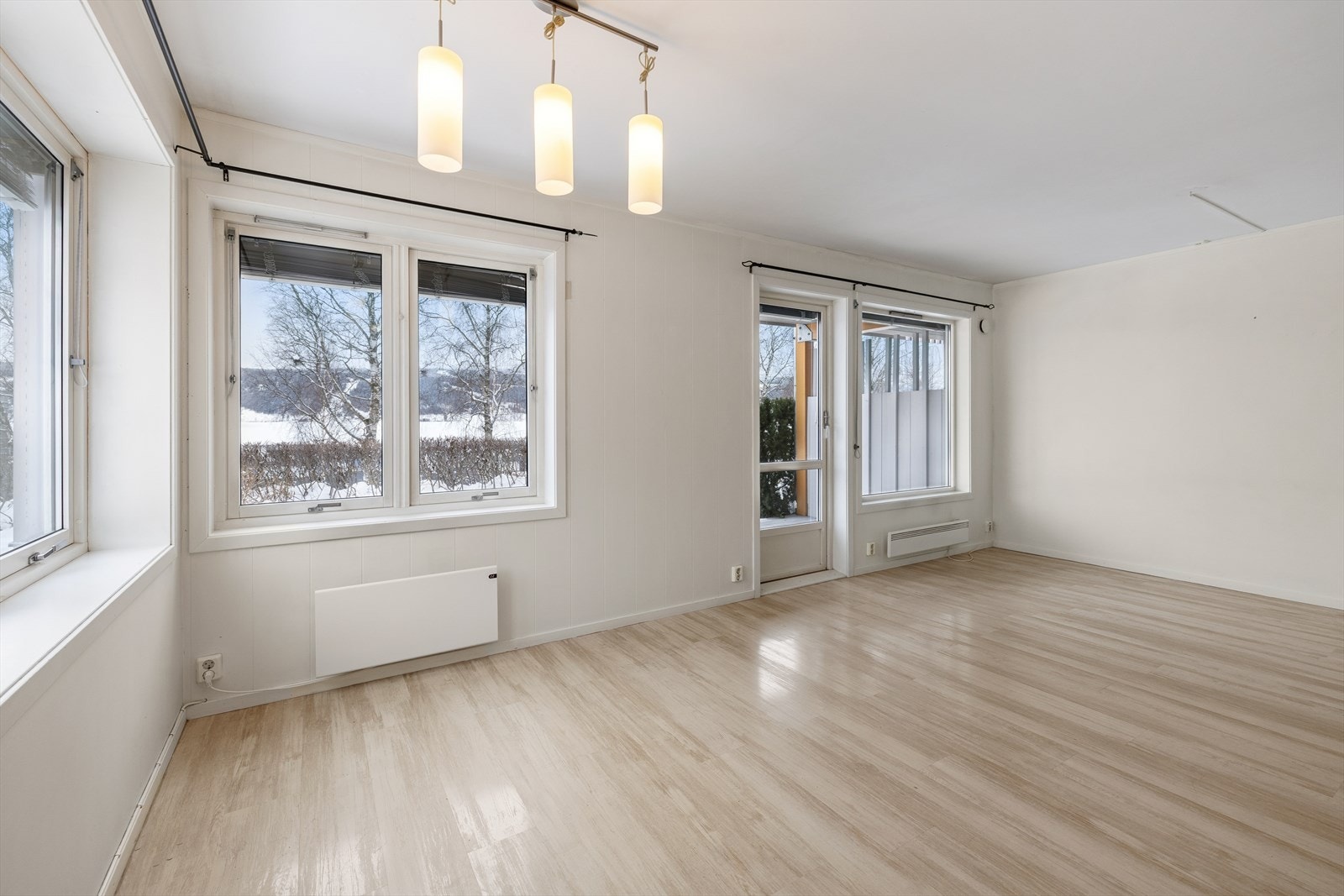 Store vindusflater gir godt lysinnslipp og utsyn mot uteområde. Galleribilde