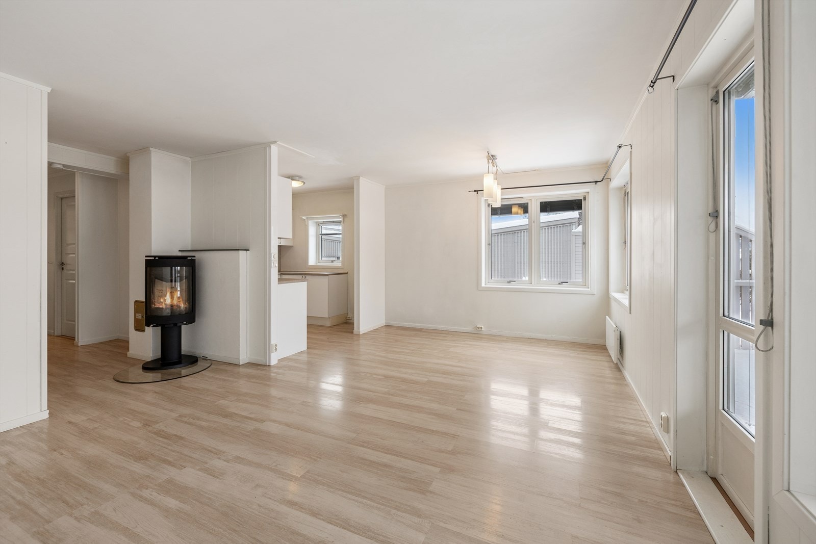 Kjøkkenet ligger i en åpen og sosial løsning mot spisesonen, noe som skaper en naturlig flyt mellom matlaging og måltider. Galleribilde