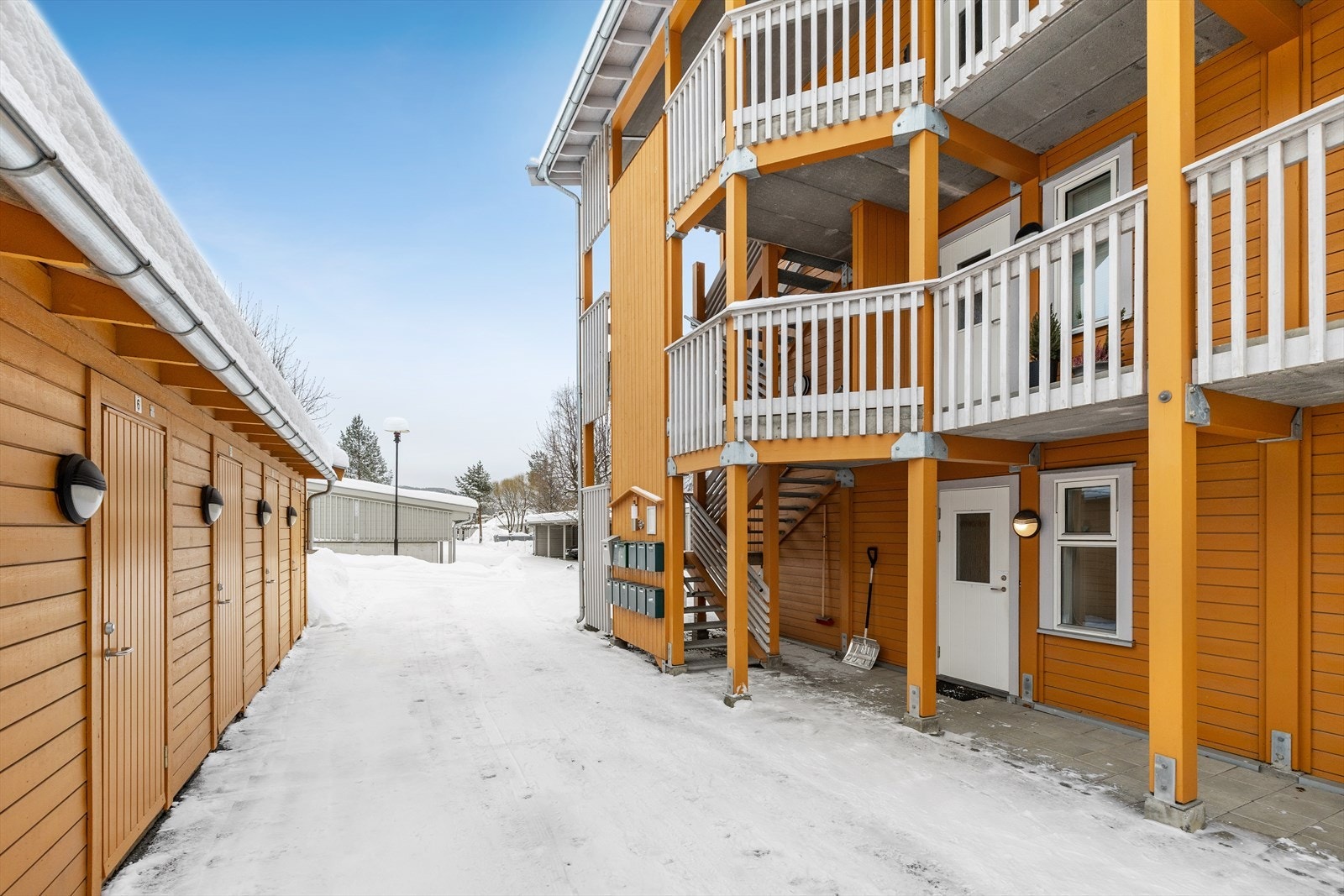 Felles bodanlegg rett ved inngangspartiet gir praktisk oppbevaring. Galleribilde