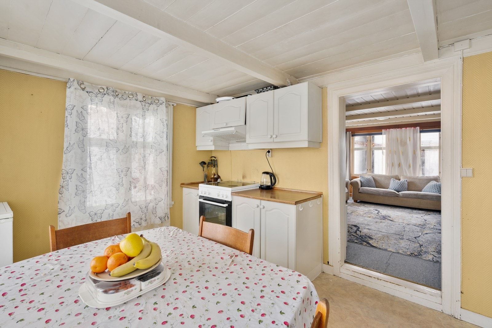 Leilighet 1: Kjøkken med hvitevarer, god plass til spisebord Galleribilde