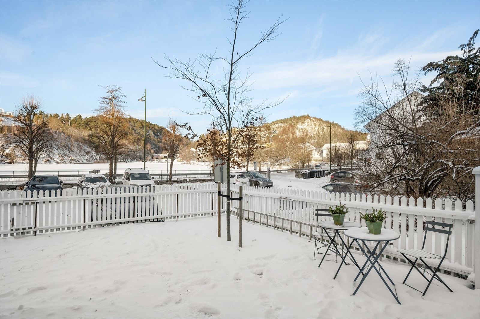 Hyggelig uteplass med utsikt mot Tjenna Galleribilde