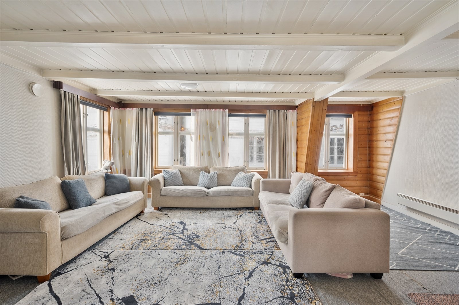 Leilighet 1: Romslig stue med vedovn Galleribilde