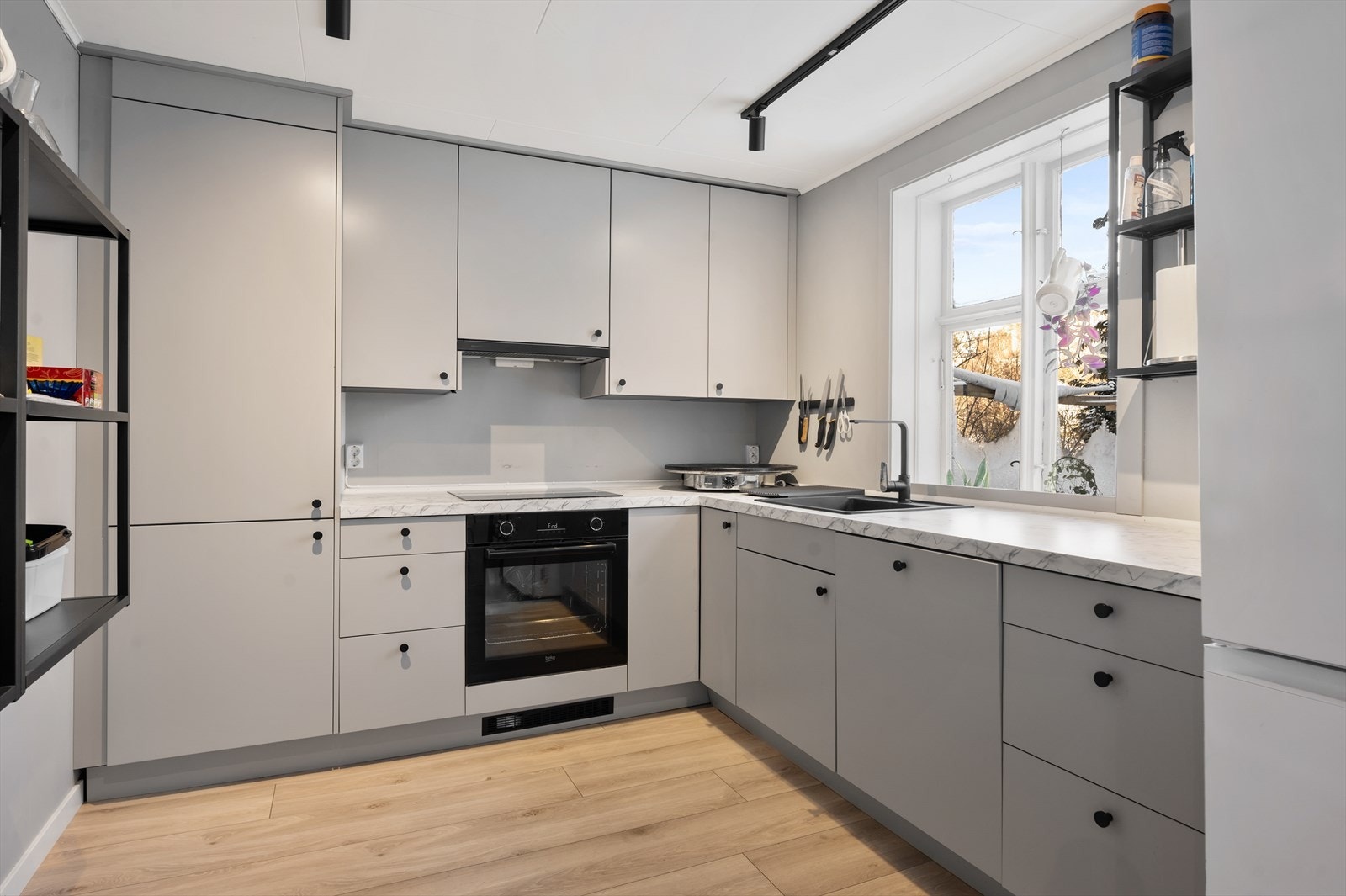 Nyoppusset og hyggelig næringslokale i 1. etasje, kjøkken fra 2024 Galleribilde