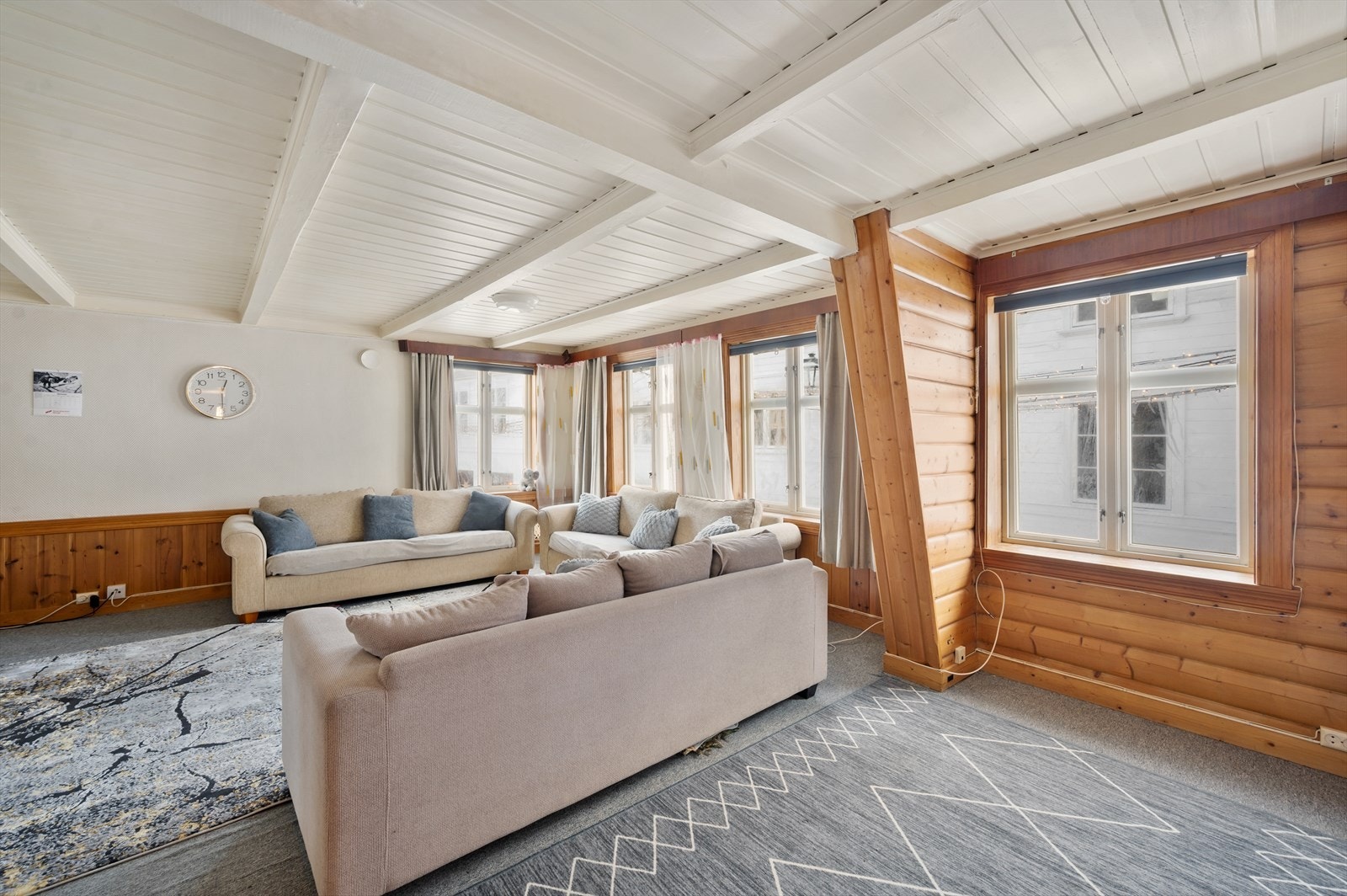 Leilighet 1: Romslig stue med vedovn Galleribilde