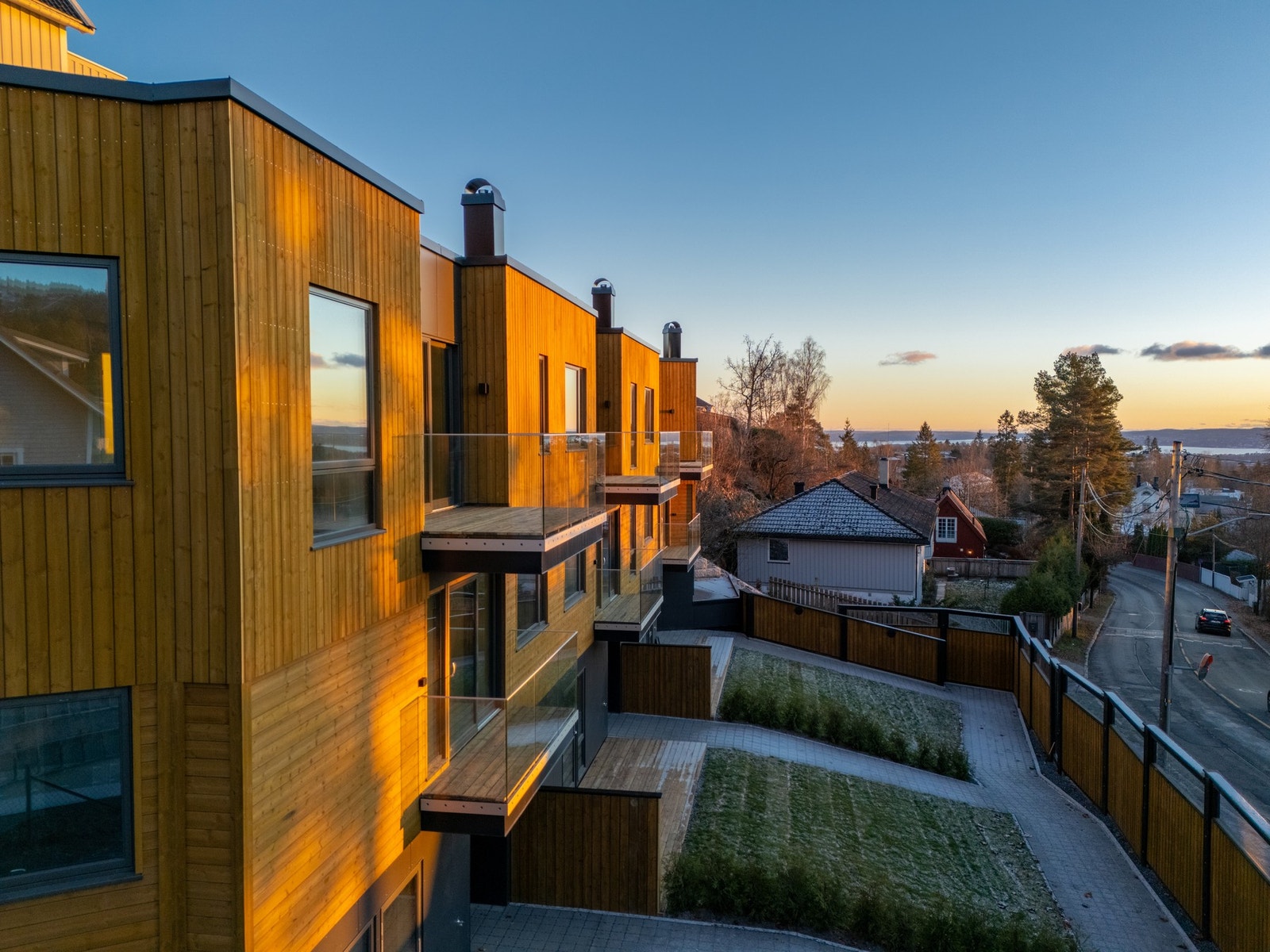 Svært attraktiv beliggenhet på Slemdal, med umiddelbar nærhet til skole, buss og T-bane. Galleribilde