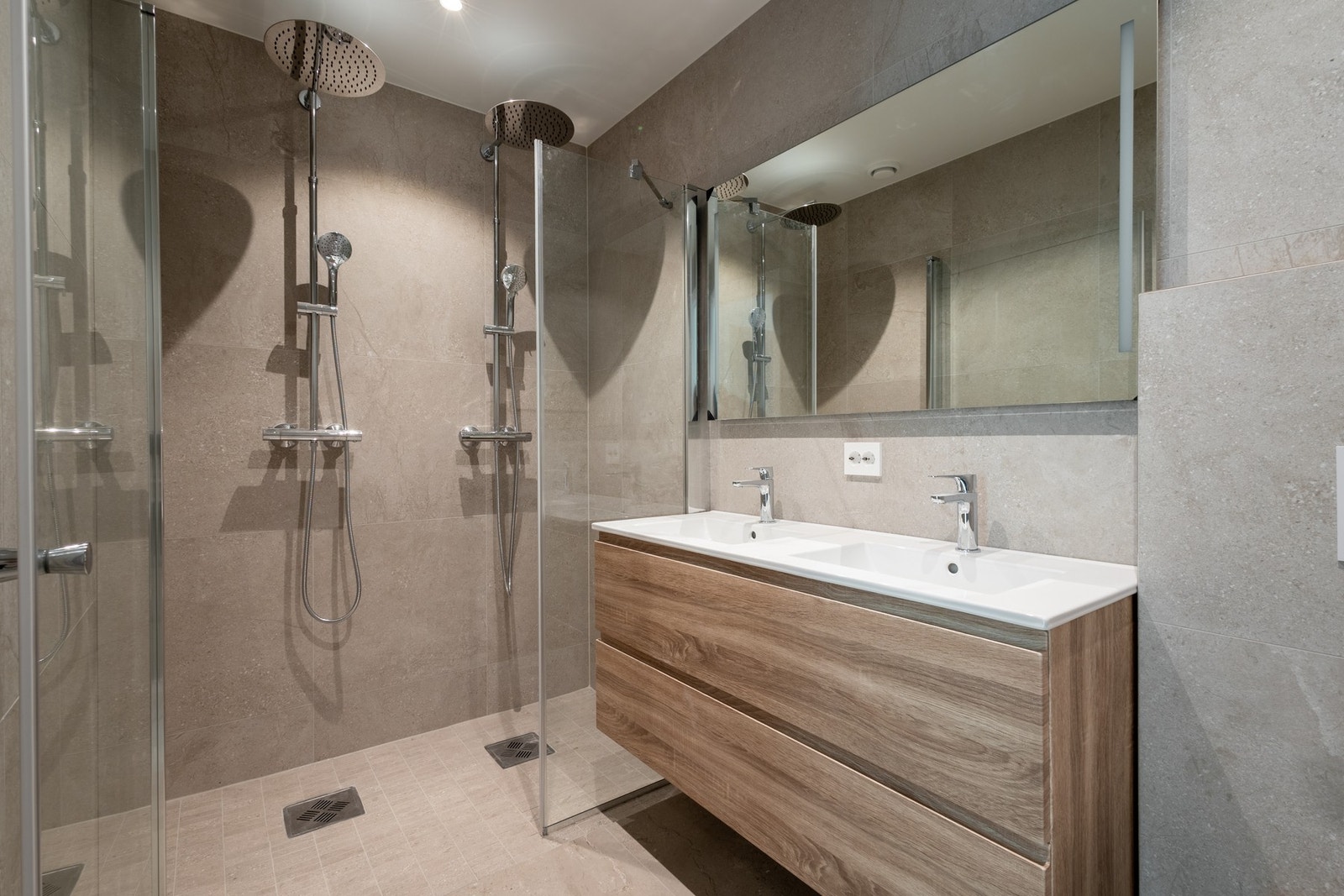 Eksklusiv baderomsløsning med kvalitetsmaterialer, dobbel dusj og elegant dobbeltservant. Galleribilde