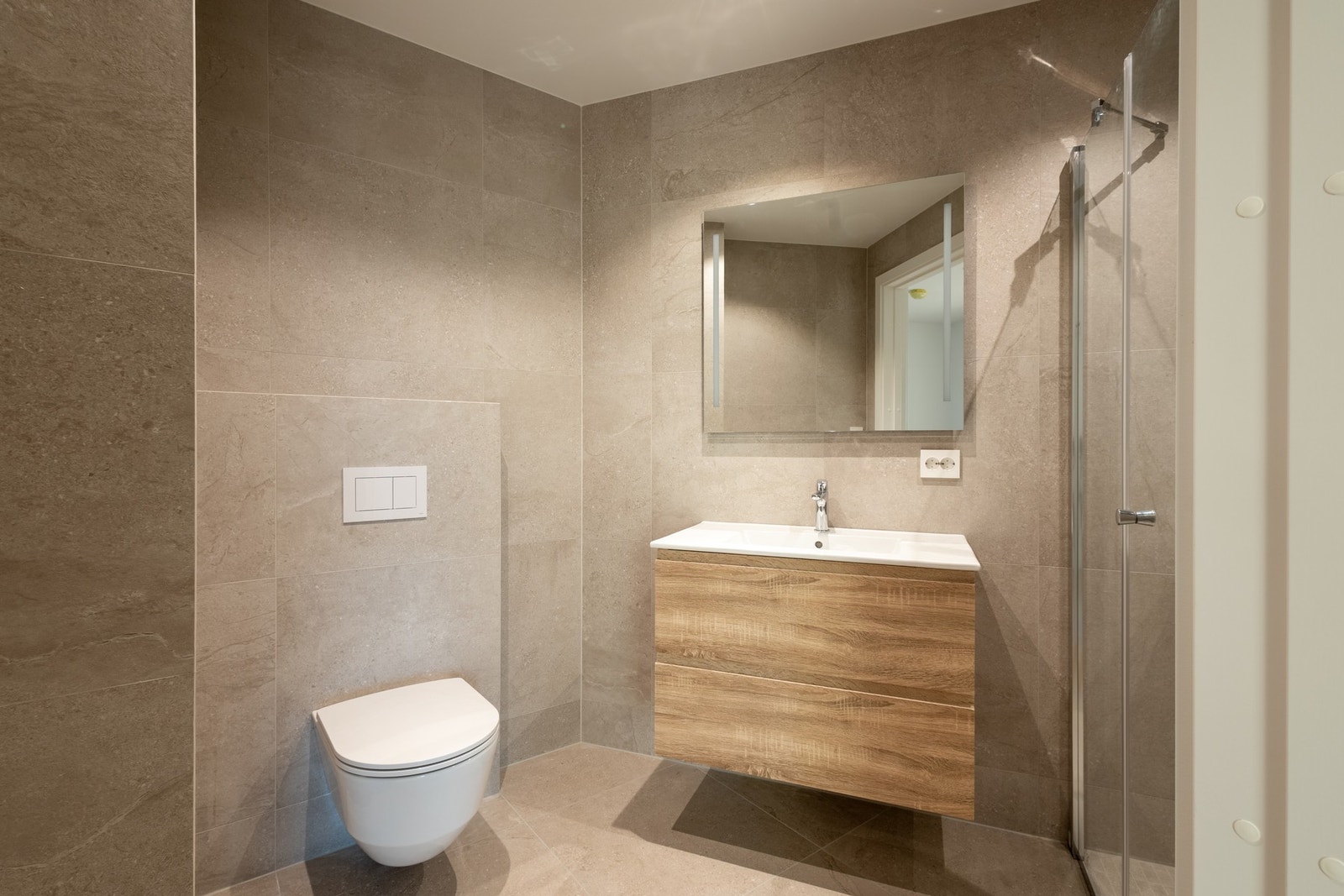 Separat wc i tilknytning til åpen stue/kjøkkenløsning. Galleribilde