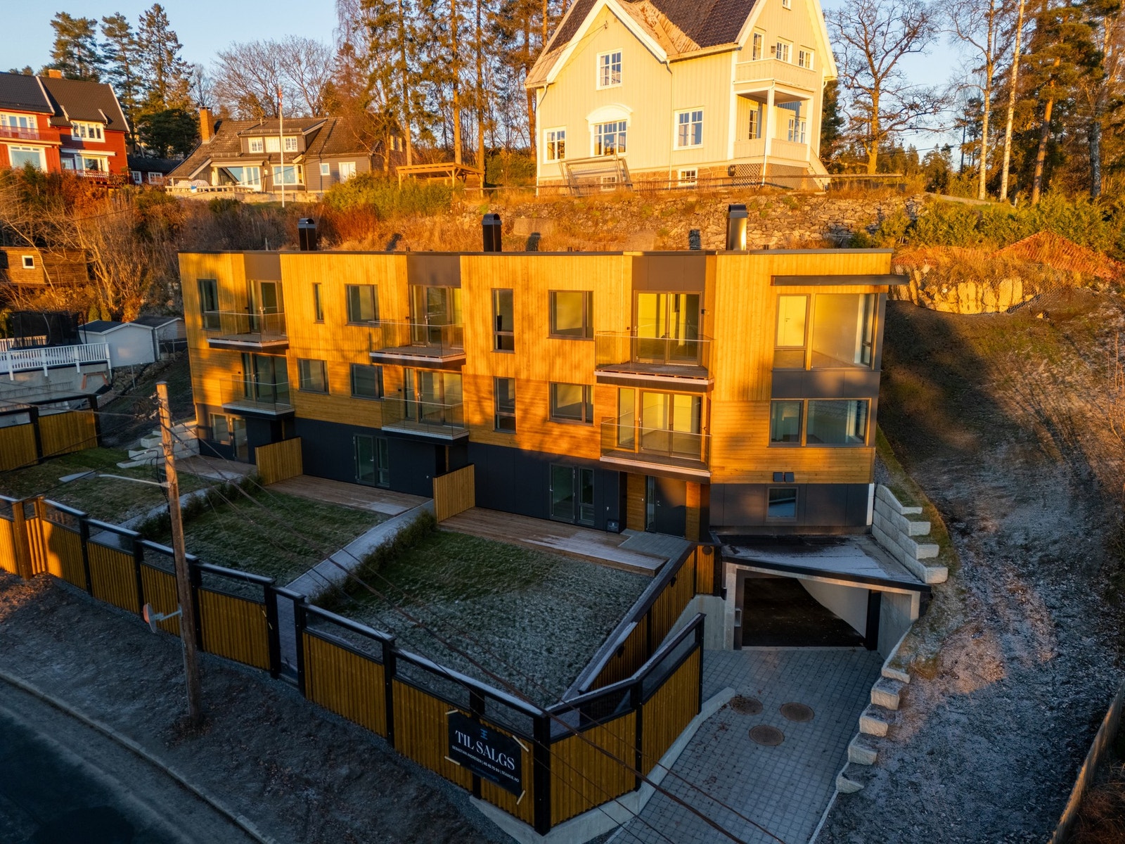 Arkitekttegnet bygg med rene linjer, sedumtak og kvalitetsmaterialer. Galleribilde