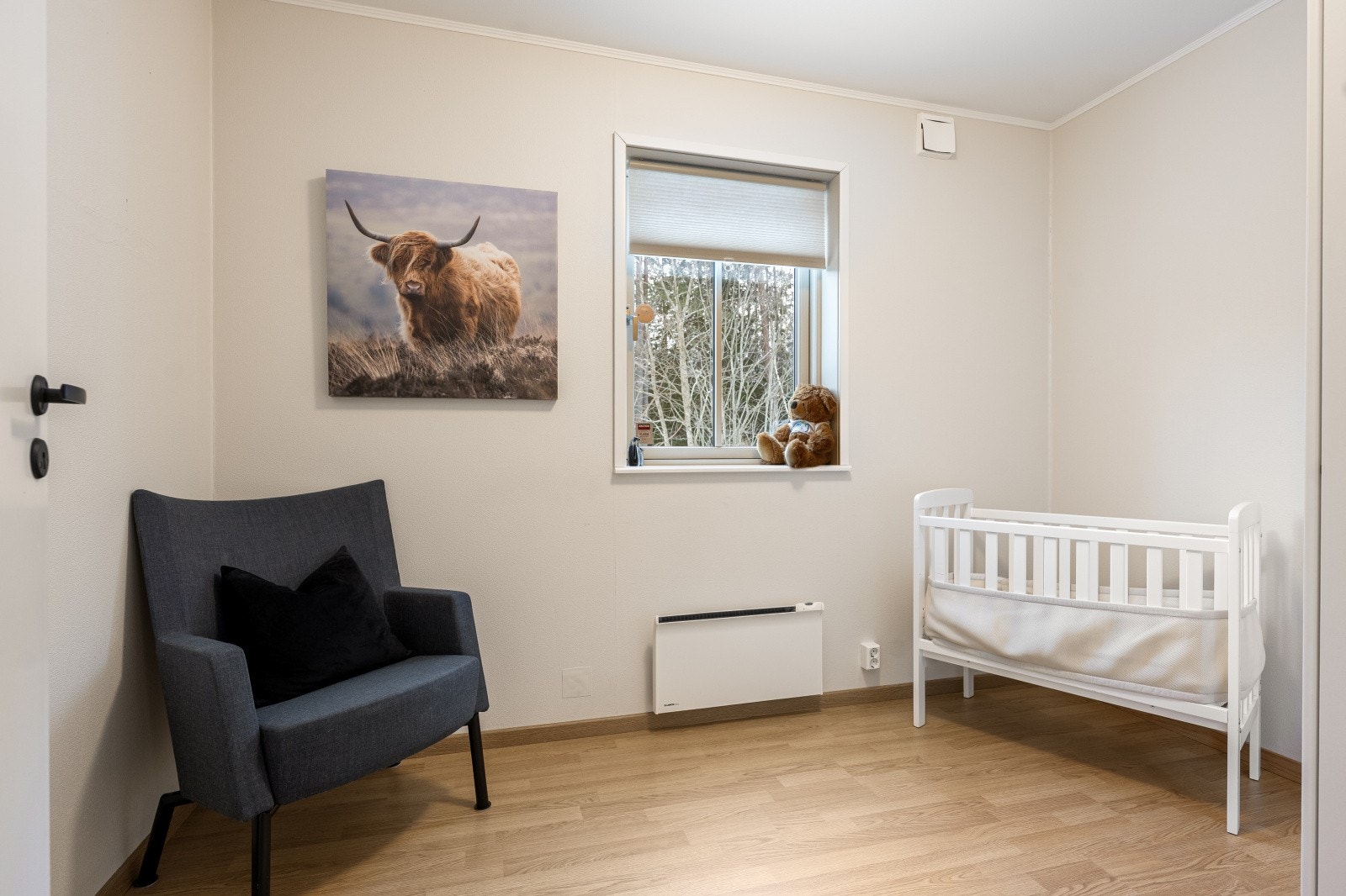 Det tredje soverommet er også av god størrelse, med flere bruksmuligheter. Soverommene er vendt inn mot skogen, hvor du våkner fredelig til uten støy og innsyn. Galleribilde