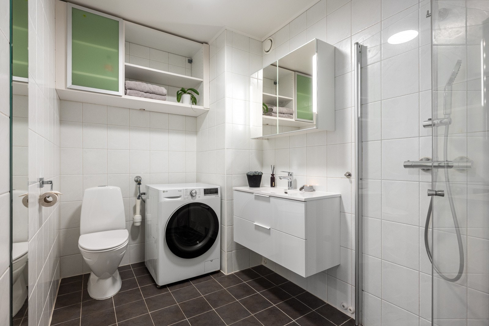 Badet fra 2011 holder en fin standard og har opplegg for vaskemaskin/kombimaskin. Galleribilde