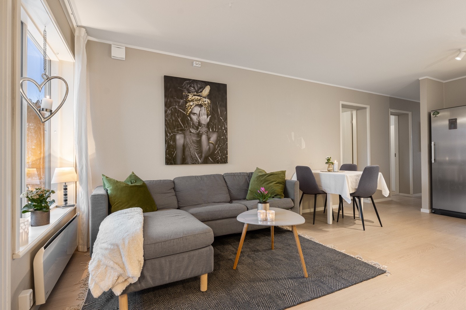 Den åpne løsningen gir en god romfølelse og en naturlig flyt mellom kjøkken og stue. Galleribilde